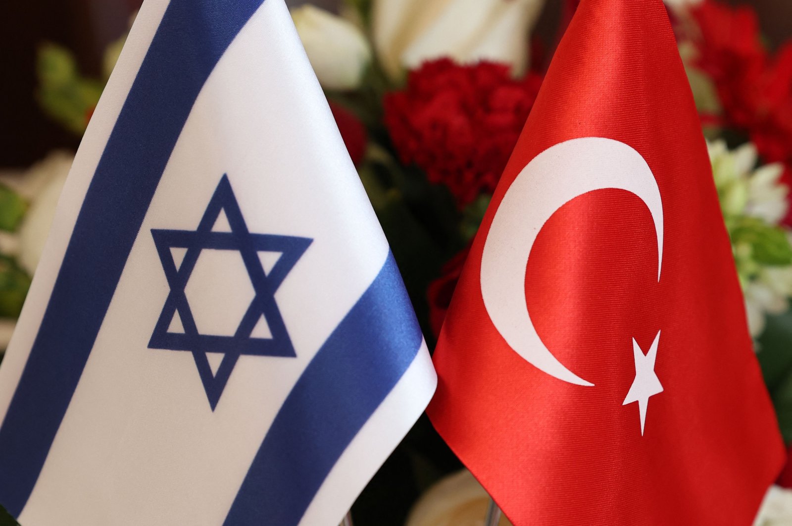 The Turkish (R) and Israeli flags are pictured at a meeting between Foreign Minister Mevlüt Çavuşoğlu and Israeli businesspeople, in Tel Aviv, Israel. May 25, 2022. (AFP Photo)