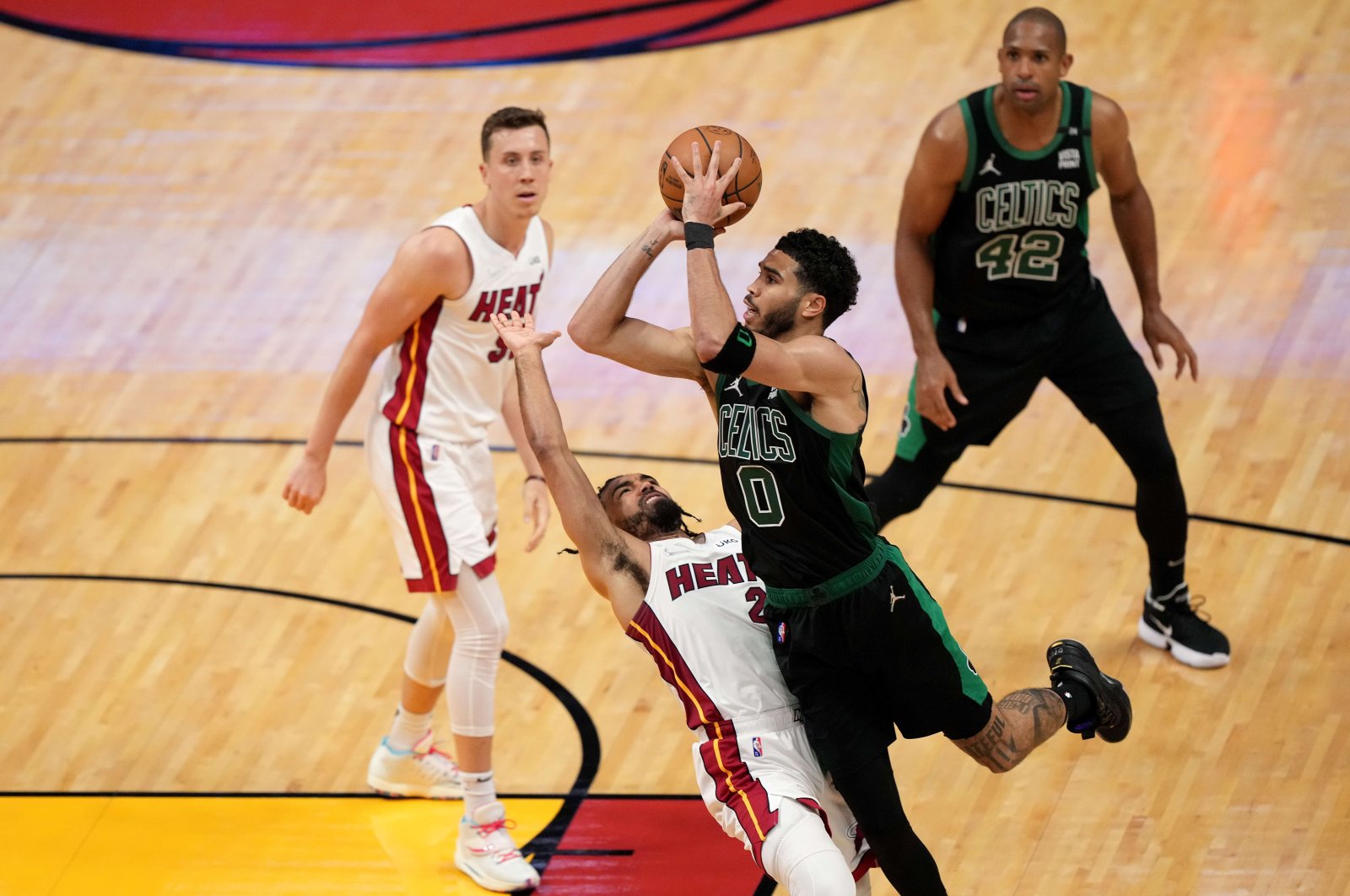 Celtics&#039; Jayson Tatum shoots against Heat&#039;s Gabe Vincent in Game 5 of the 2022 NBA Playoffs Eastern Conference Finals, Miami, Florida, May 25, 2022. (AFP Photo)