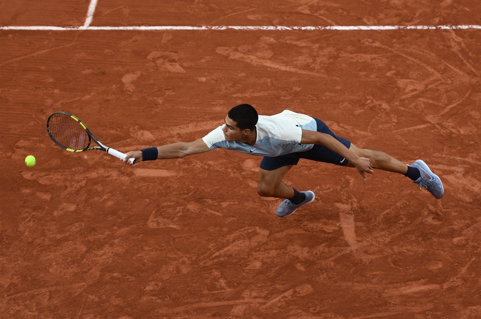 Spain&#039;s Carlos Alcaraz returns the ball to compatriot Albert Ramos-Vinolas during their French Open tie, Paris, France, May 25, 2022. (AFP Photo)