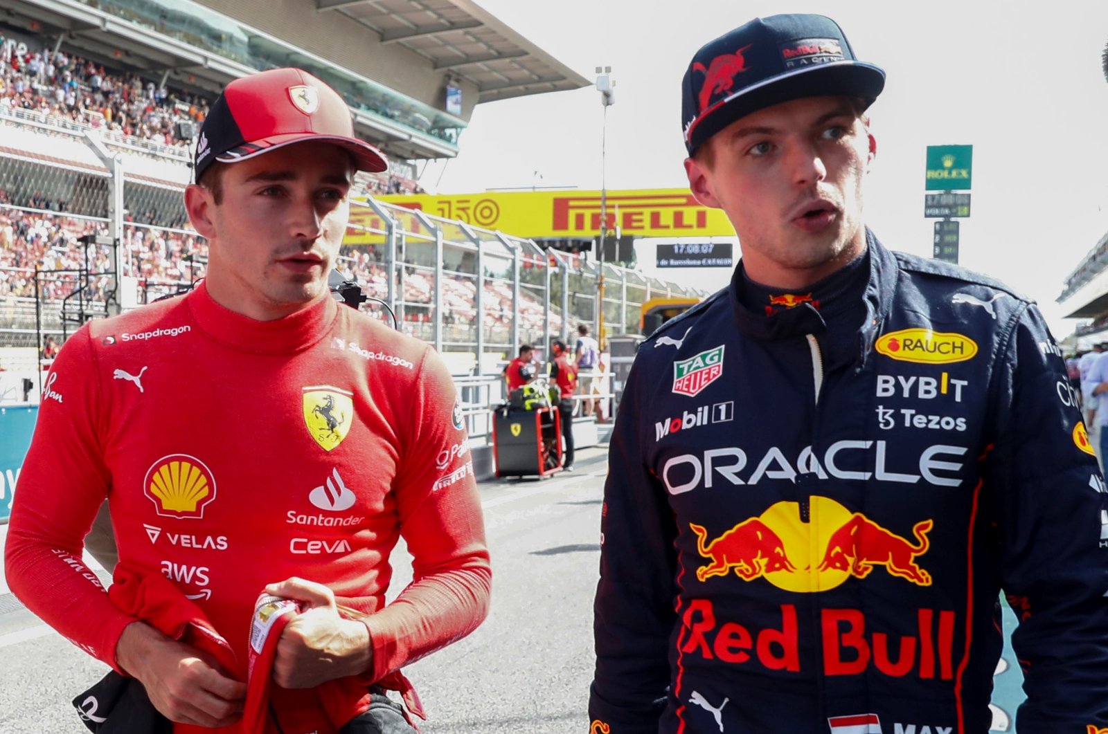 Ferrari&#039;s Charles Leclerc (L) is flanked by Red Bull&#039;s Max Verstappen at the Barcelona Grand Prix, Barcelona, Spain, May 21, 2022. (AP Photo)