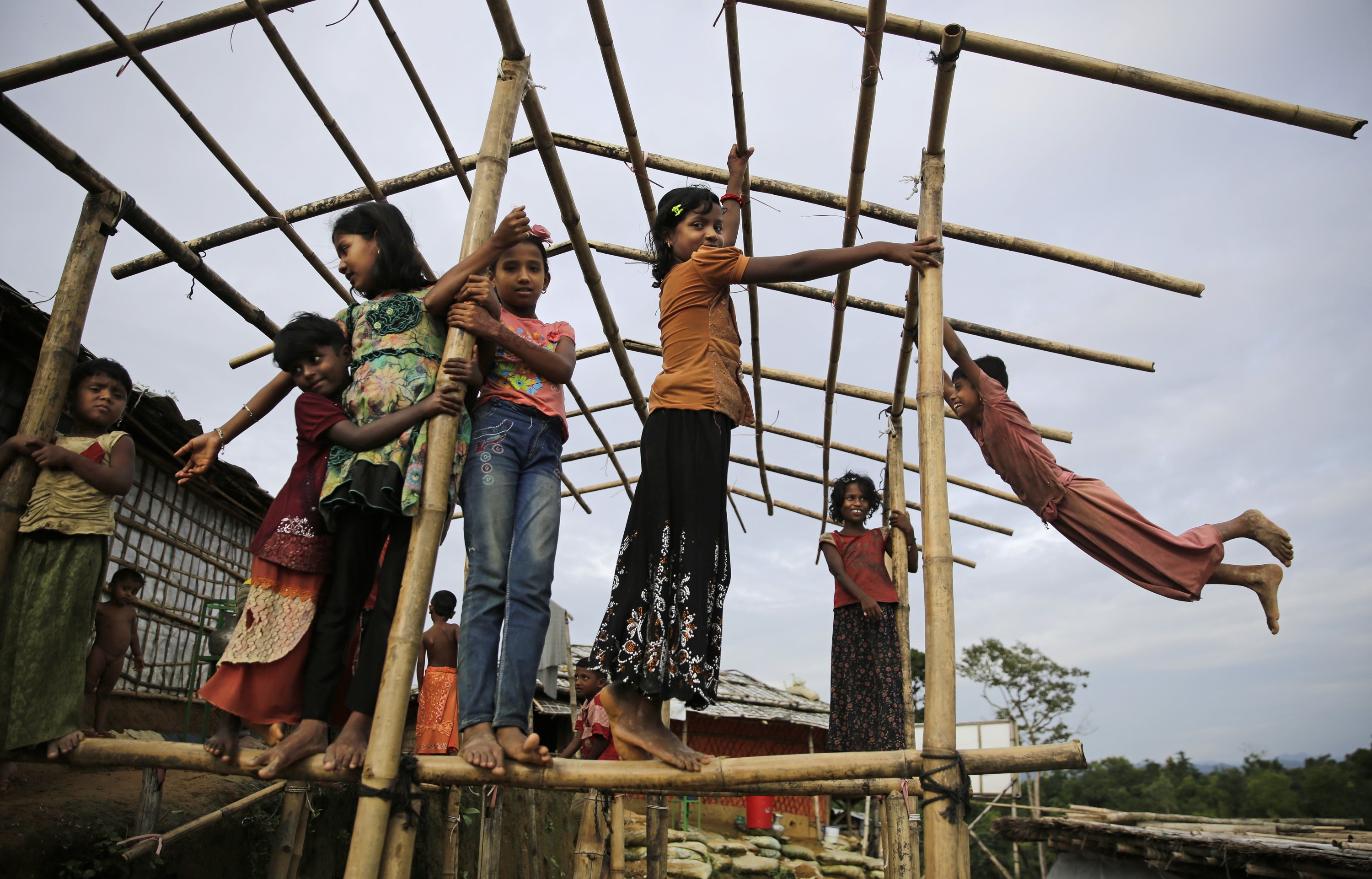 Jumlah orang yang terpaksa melarikan diri dari konflik, kekerasan, pelanggaran hak asasi manusia dan penganiayaan telah melampaui angka 100 juta untuk pertama kalinya dalam catatan, didorong oleh perang di Ukraina dan konflik mematikan lainnya, Badan pengungsi PBB mengatakan Senin, 23 Mei , 2022. Anak-anak pengungsi Rohingya bermain di pompa air tangan di Kamp Pengungsi Balukhali di Bangladesh, 27 Agustus 2018. (AP Photo)