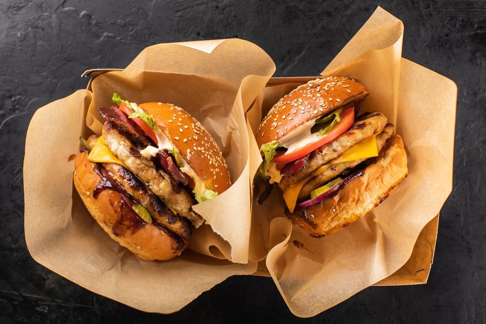 Два больших куриных гамбургера на гриле. (Фото Shutterstock)