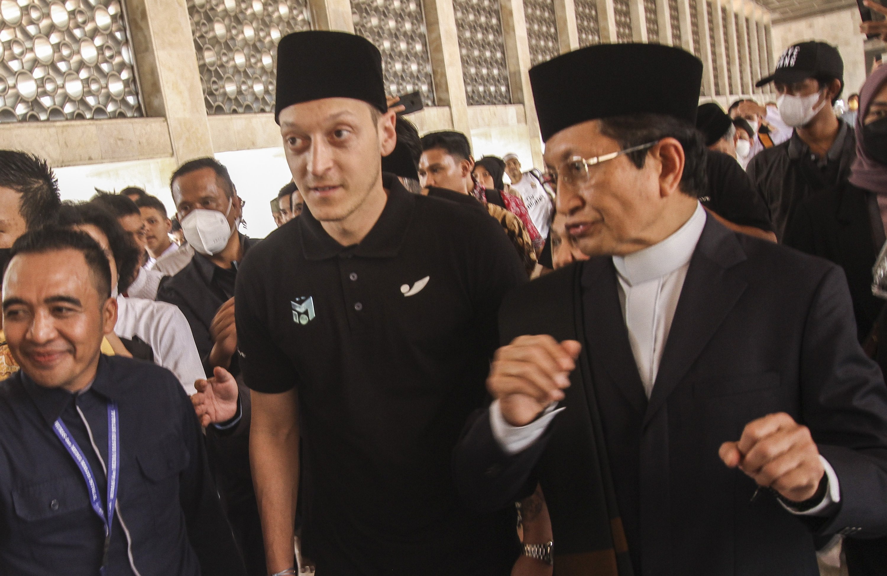 Bintang Fenerbahçe Mesut zil bersama Imam Besar Nasaruddin Umar saat mereka berjalan menuju salat Jumat di Masjid Agung Istiqlal, Jakarta, Indonesia, 27 Mei 2022. (AA Photo)
