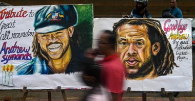 Pedestrians walk past paintings of late Australian cricketer Andrew Symonds, Mumbai, India, May 15, 2022. (AFP Photo)