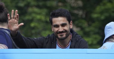 Manchester City's İlkay Gündoğan waves from an open-top bus during the winners' parade, Manchester, England, May 23, 2022. (AP Photo)