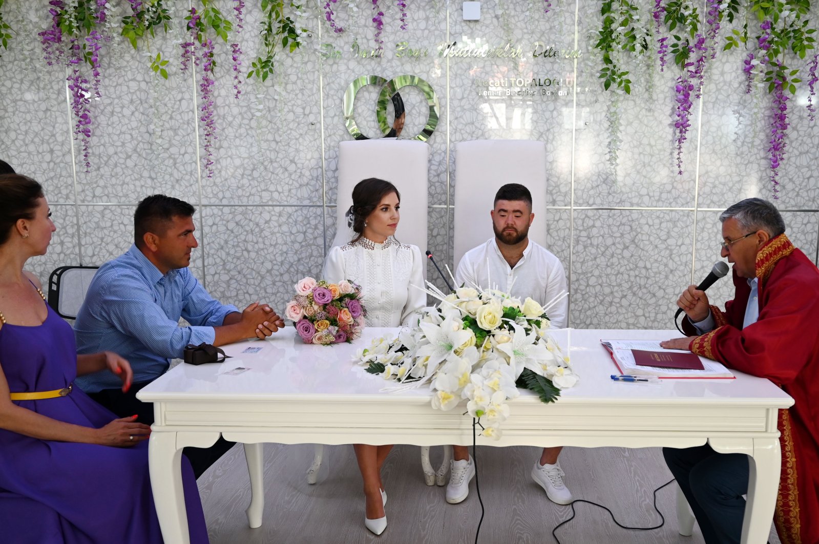Dengan perang di rumah, pasangan Rusia-Ukraina menikah di Turki