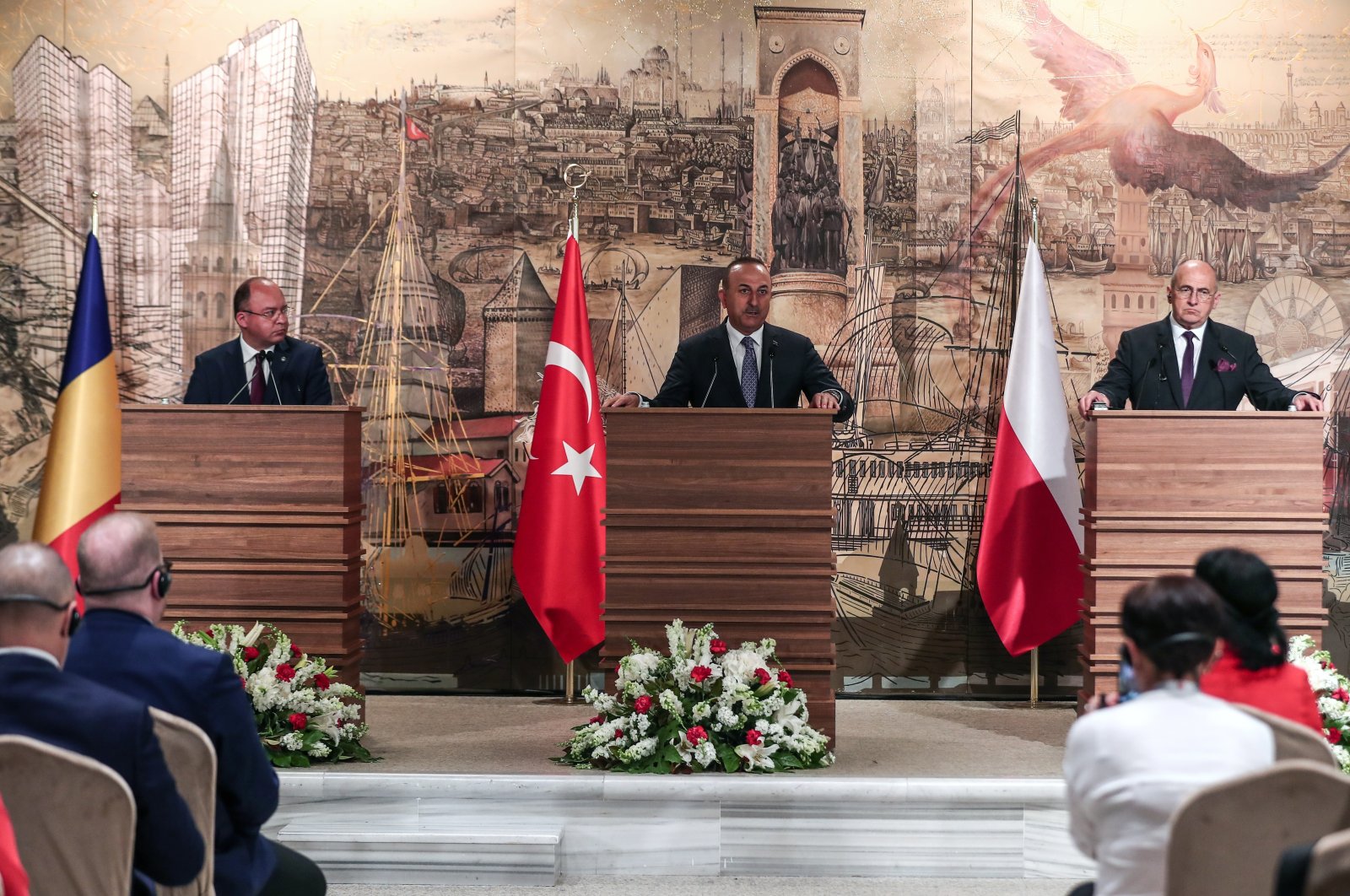 Foreign Minister Mevlüt Çavuşoğlu (C), Polish Foreign Minister Zbigniew Rau (R) and Romanian Foreign Minister Bogdan Aurescu (L) hold their trilateral foreign ministers press conference in Istanbul, Turkey, 27 May 2022. (EPA)