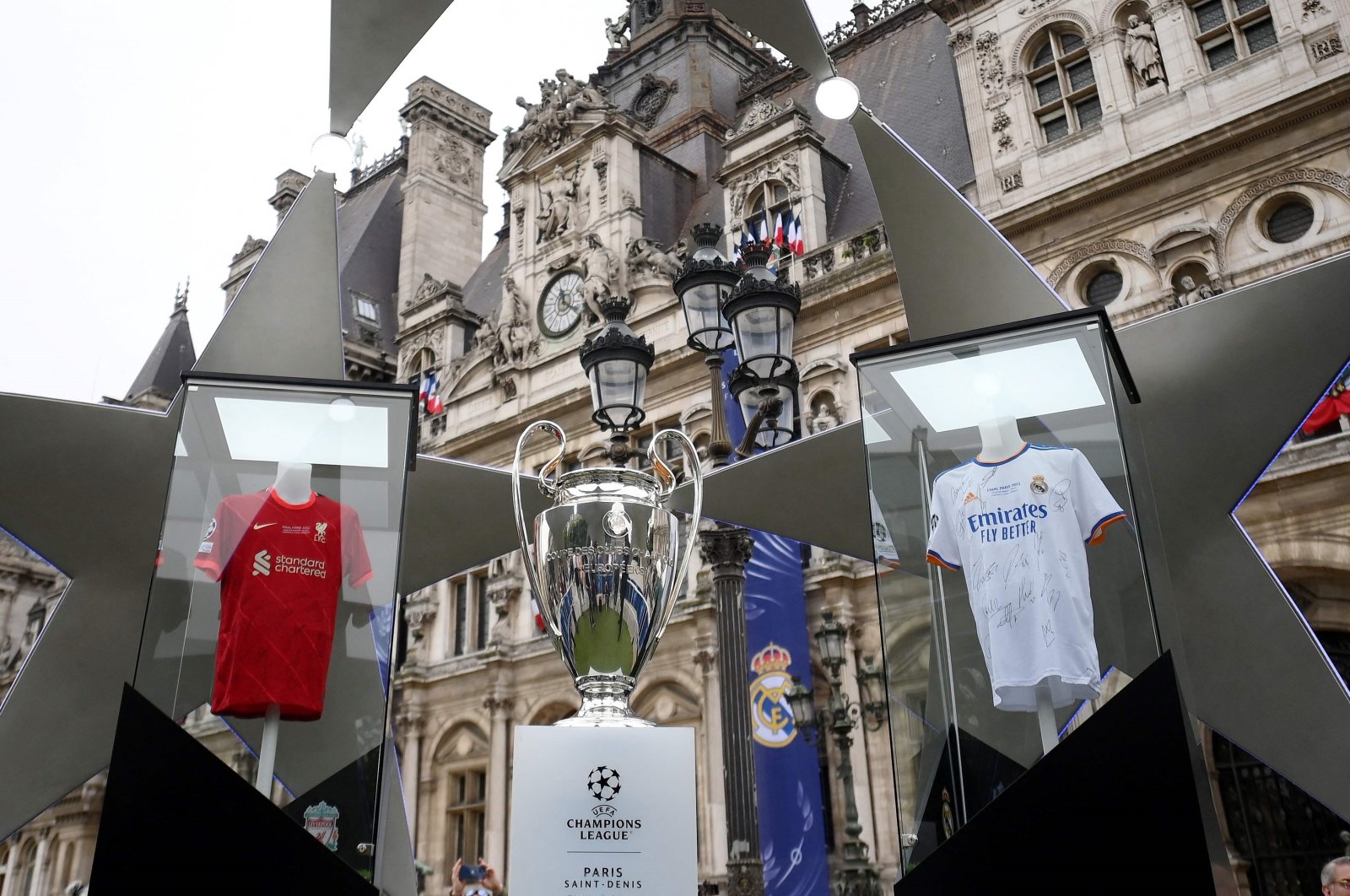 The UEFA Champions League trophy is on display before the Real Madrid-Liverpool UEFA Champions League final, Paris, France, May 27, 2022. (AFP Photo)