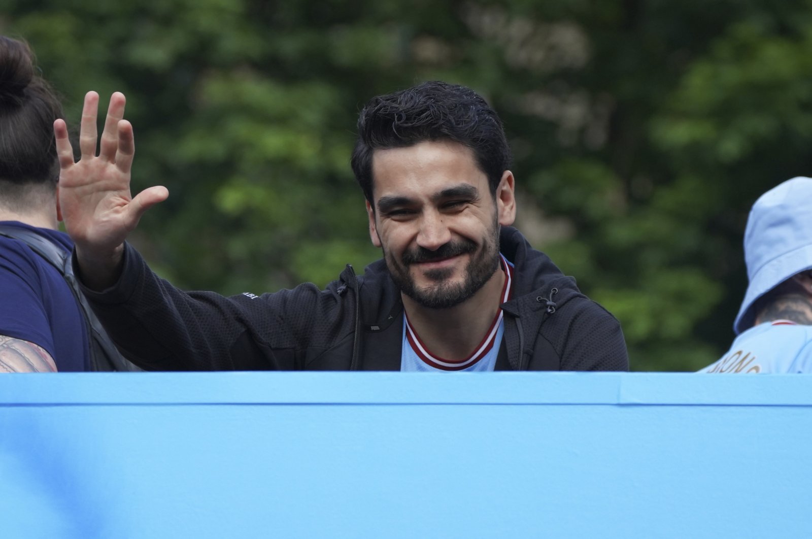 Manchester City&#039;s İlkay Gündoğan waves from an open-top bus during the winners&#039; parade, Manchester, England, May 23, 2022. (AP Photo)