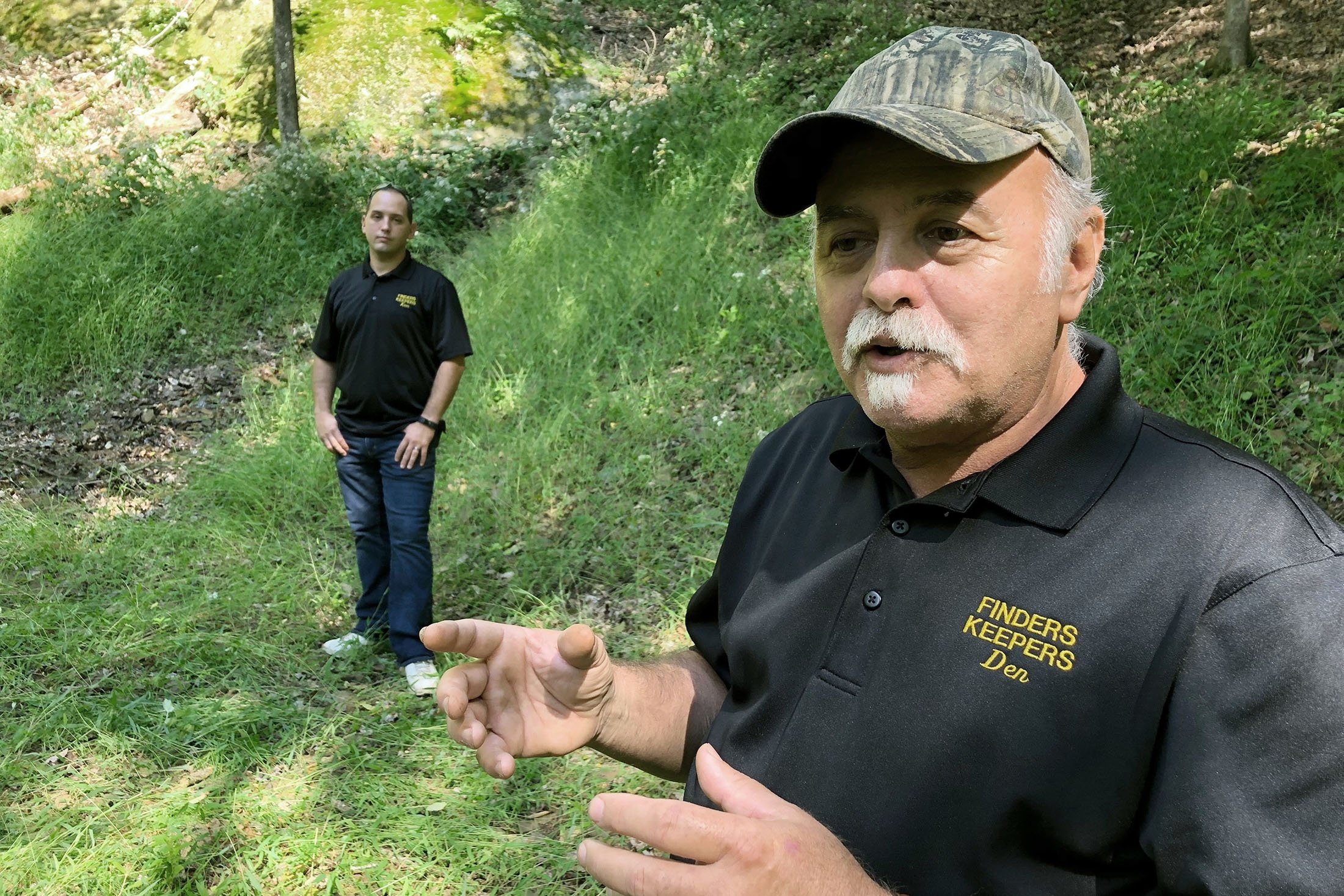 Dennis Parada (kanan), dan putranya Kem Parada berdiri di lokasi penggalian FBI untuk emas era Perang Sipil, di Dents Run, Pennsylvania, AS, September 2018. (AP Photo)