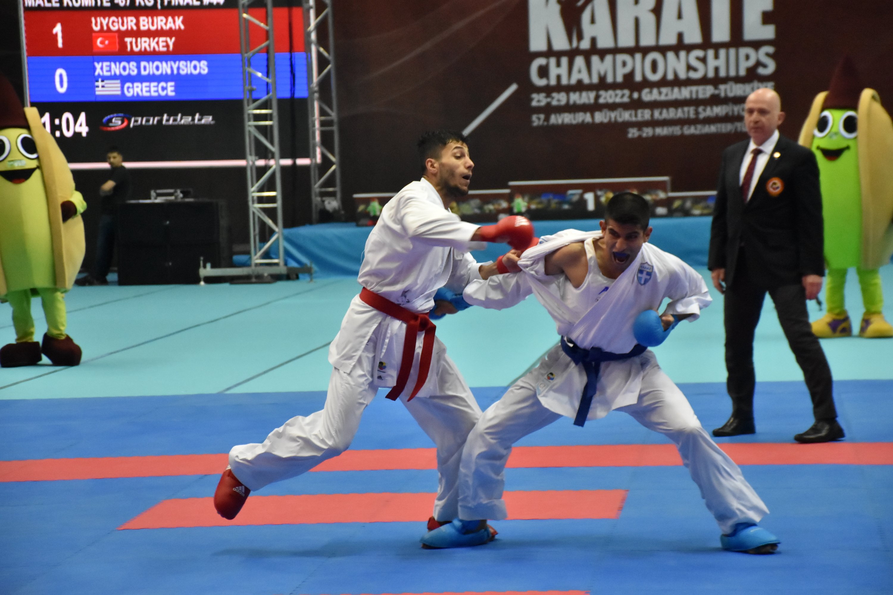 Eray amdan (kiri) mengalahkan lawannya untuk memenangkan medali emas, saat Turki memenangkan 6 emas dan 1 perak pada hari Sabtu di Kejuaraan Karate Eropa ke-57, Gaziantep, Turki selatan, 28 Mei 2022. (AA Photo)