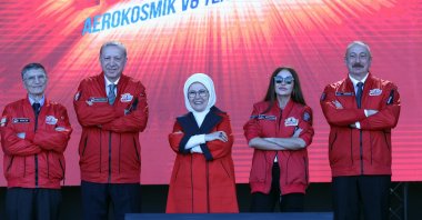 President Recep Tayyip Erdoğan (2nd L) and first lady Emine Erdoğan (C), Azerbaijani President Ilham Aliyev (R) and first Vice President Mihriban Aliyeva (2nd R) and Turkish Nobel laureate scientist Aziz Sancar pose for a photo during the Baku edition of science and aviation festival Teknofest in Azerbaijan, May 28, 2022 (AA Photo)