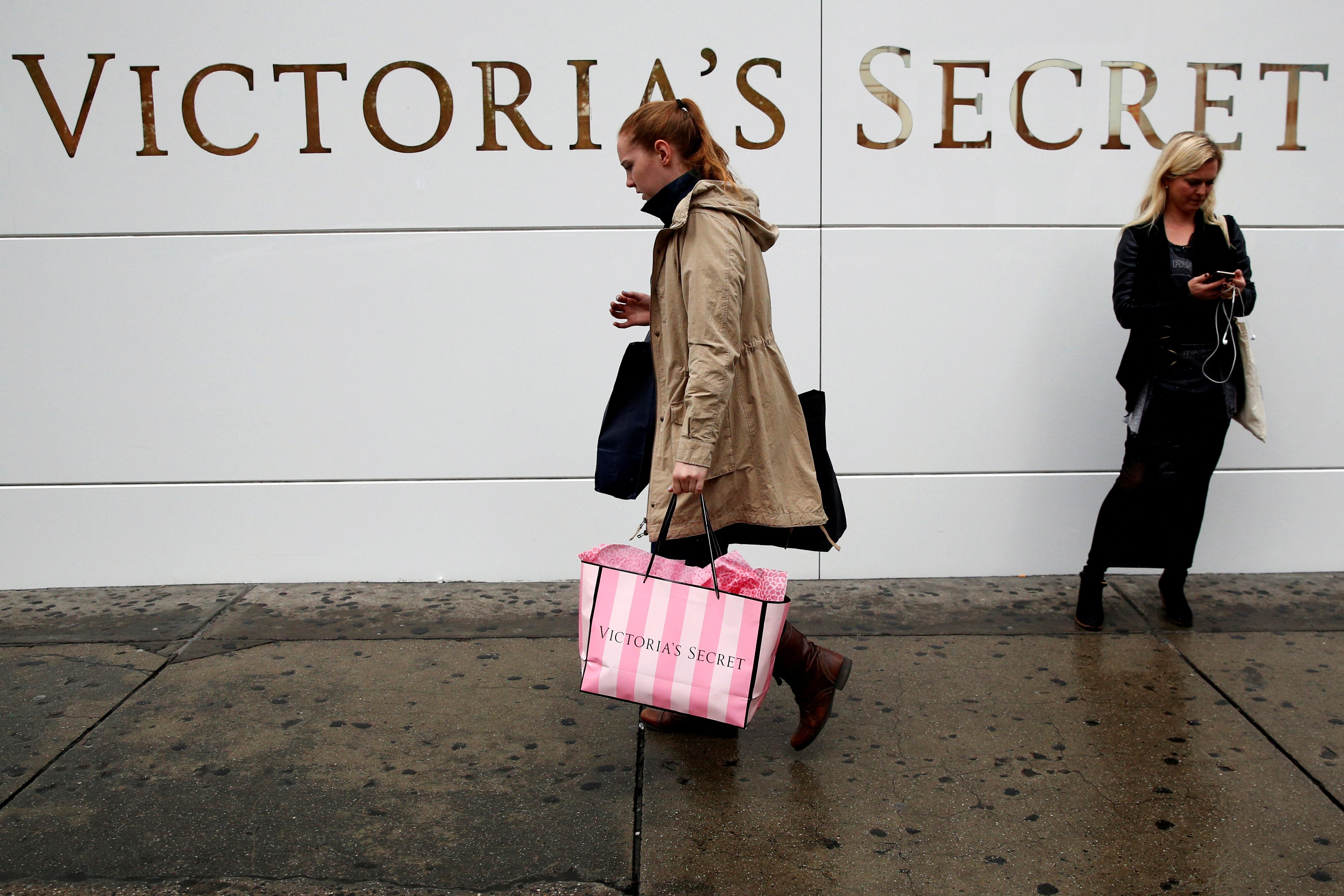 Victoria’s Secret membayar ,3 juta setelah pekerja Thailand yang dipecat memenangkan gugatan