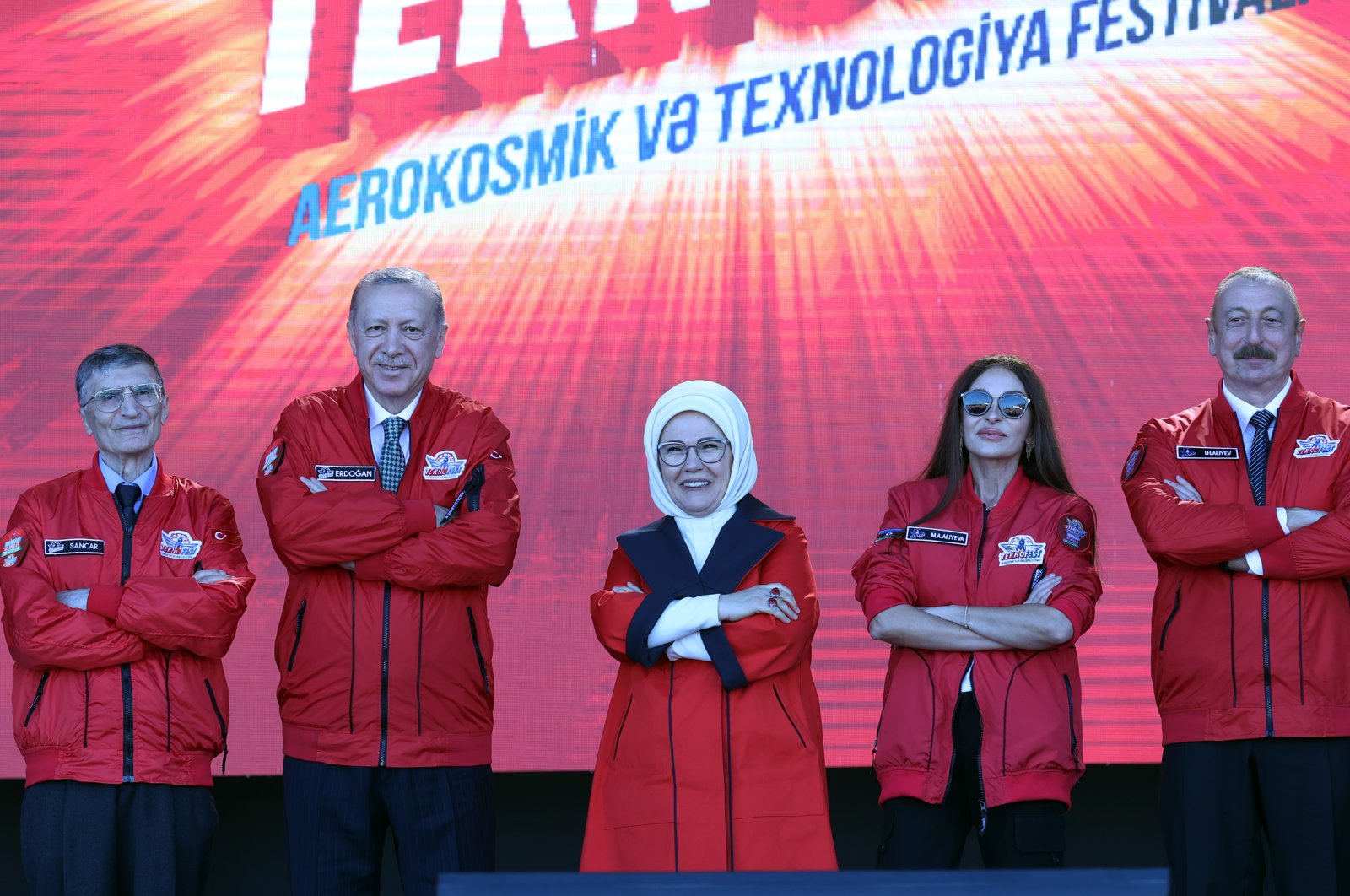 President Recep Tayyip Erdoğan (2nd L) and first lady Emine Erdoğan (C), Azerbaijani President Ilham Aliyev (R) and first Vice President Mihriban Aliyeva (2nd R) and Turkish Nobel laureate scientist Aziz Sancar pose for a photo during the Baku edition of science and aviation festival Teknofest in Azerbaijan, May 28, 2022 (AA Photo)