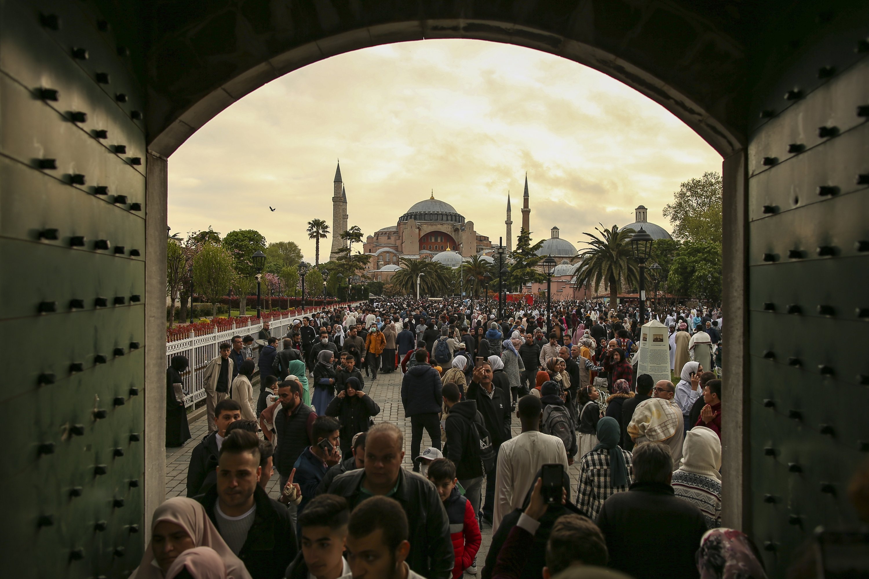 Umat ​​Muslim berjalan setelah melaksanakan salat pada hari pertama Idul Fitri di luar Masjid Agung Hagia Sophia yang bersejarah, Istanbul, Turki, 2 Mei 2022. (AP Photo)