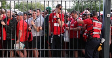 Liverpool fans stand outside prior to the UEFA Champions League final, Paris, France, May 28, 2022. (AFP Photo)