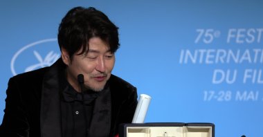 Song Kang-Ho speaks sitting behind his best actor Palme d&#039;Or award for the movie &quot;Broker&quot; at the 75th annual Cannes Film Festival, in Cannes, France, 28 May 2022. (EPA Photo)