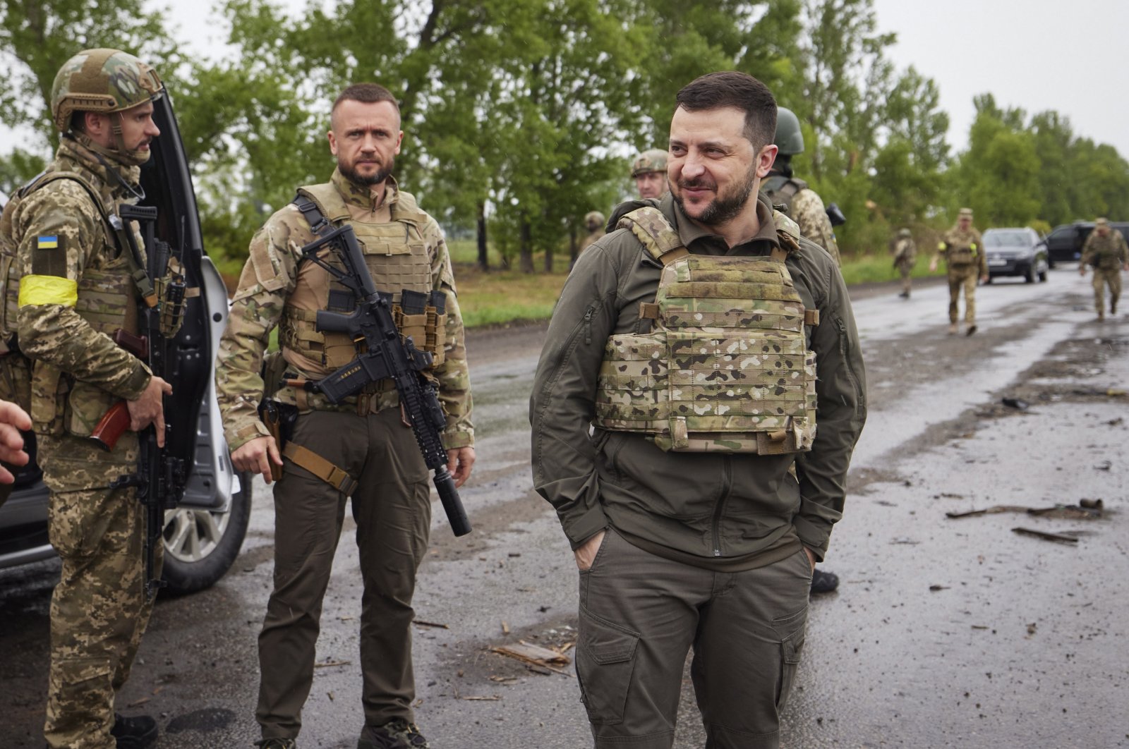 Zelenskyy mengunjungi Ukraina timur di tengah penembakan Rusia