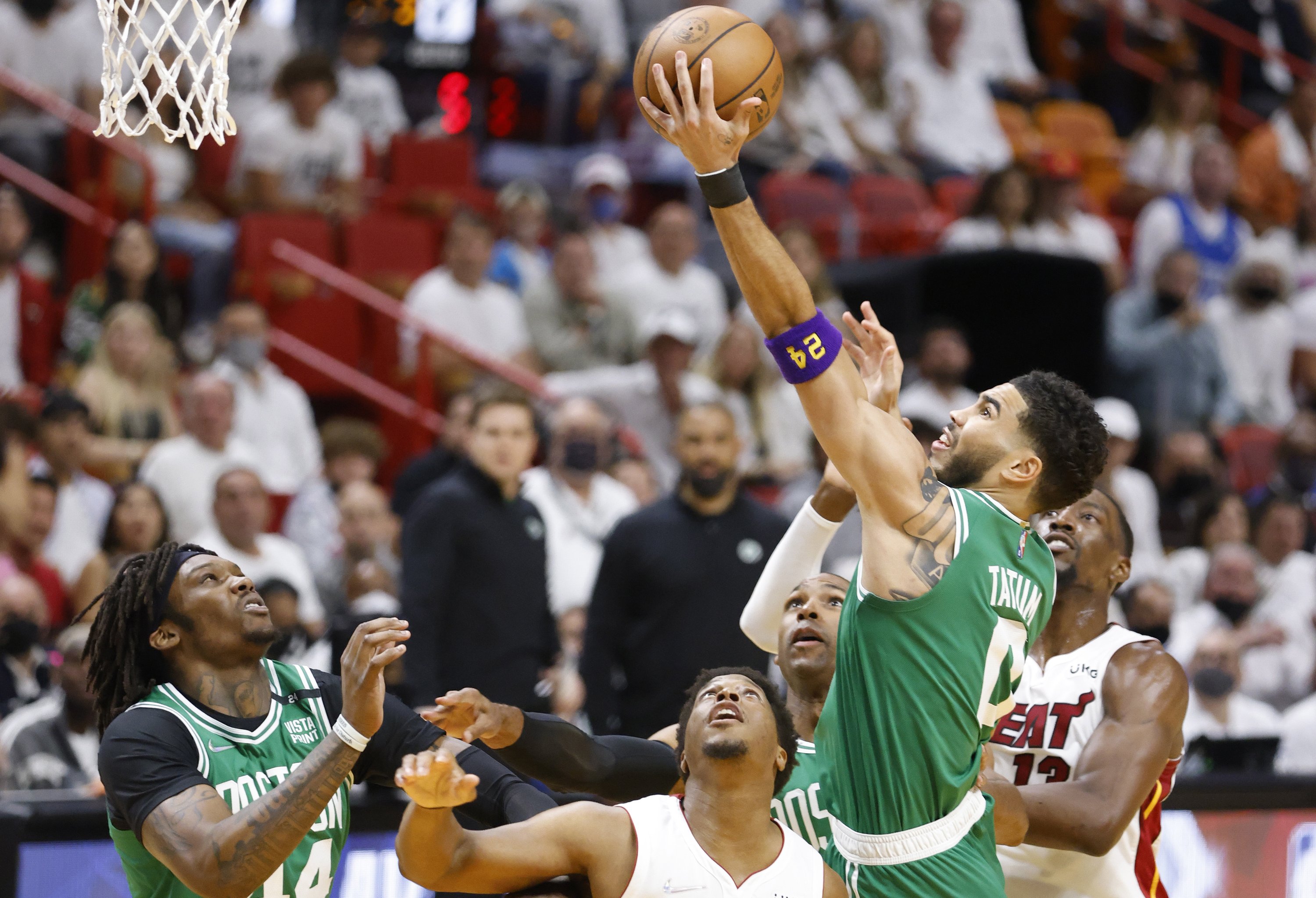 Penyerang Celtics Jayson Tatum (kanan) melakukan tendangan saat pertandingan Final Wilayah Timur NBA melawan Heat, Miami, Florida, AS, 29 Mei 2022. (EPA Photo)
