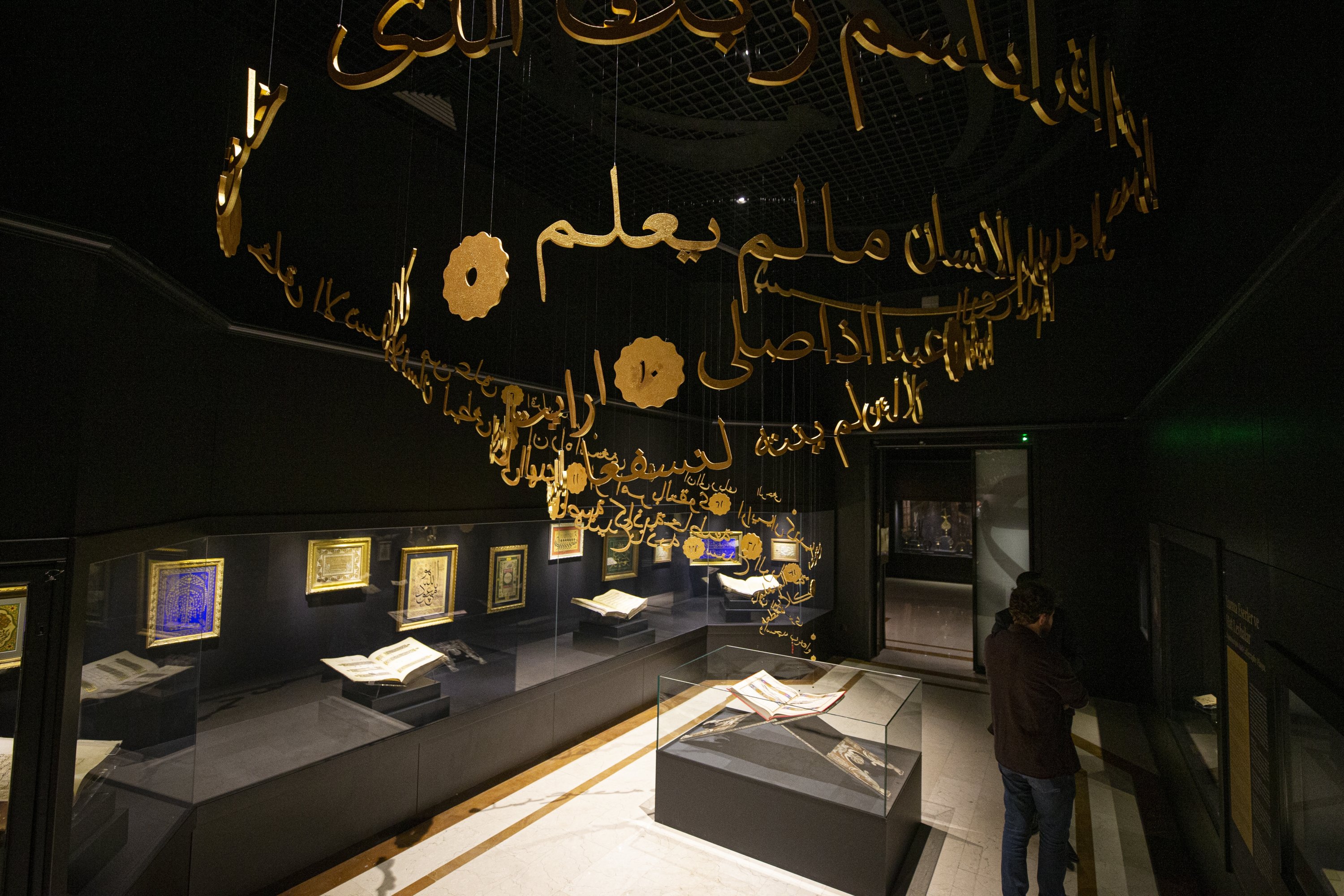 Di tengah aula manuskrip dan kaligrafi, huruf-huruf Surah Al-Alaq diletakkan di halaman-halaman Al-Qur'an yang terbuka seolah-olah turun dari langit, Museum Etnografi, Ankara, Turki, 29 Mei 2022. (Foto AA)