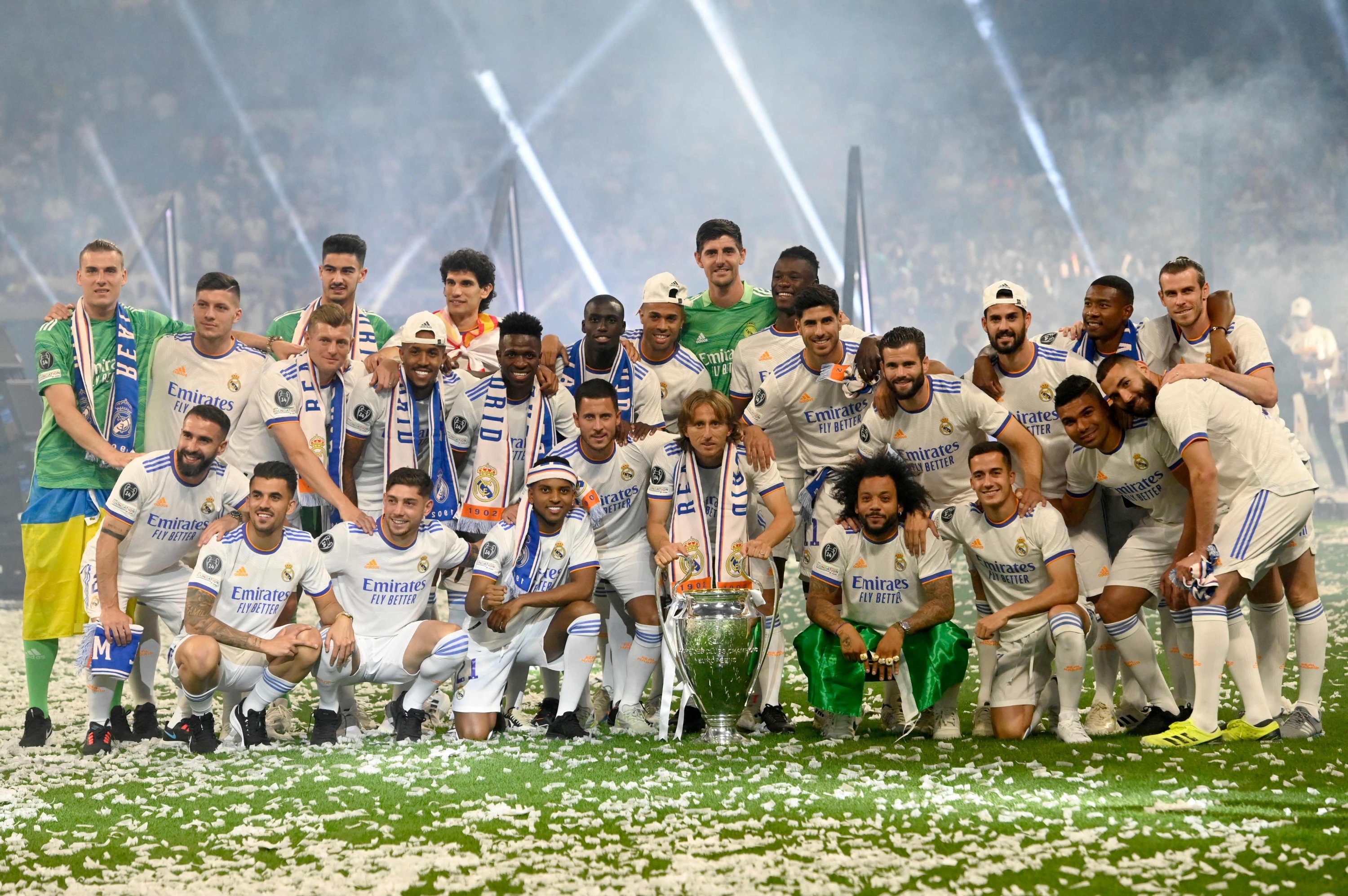 Para pemain Real Madrid berpose dengan trofi mereka selama perayaan Liga Champions UEFA ke-14 Real, Madrid, Spanyol, 29 Mei 2022. (AFP Photo)