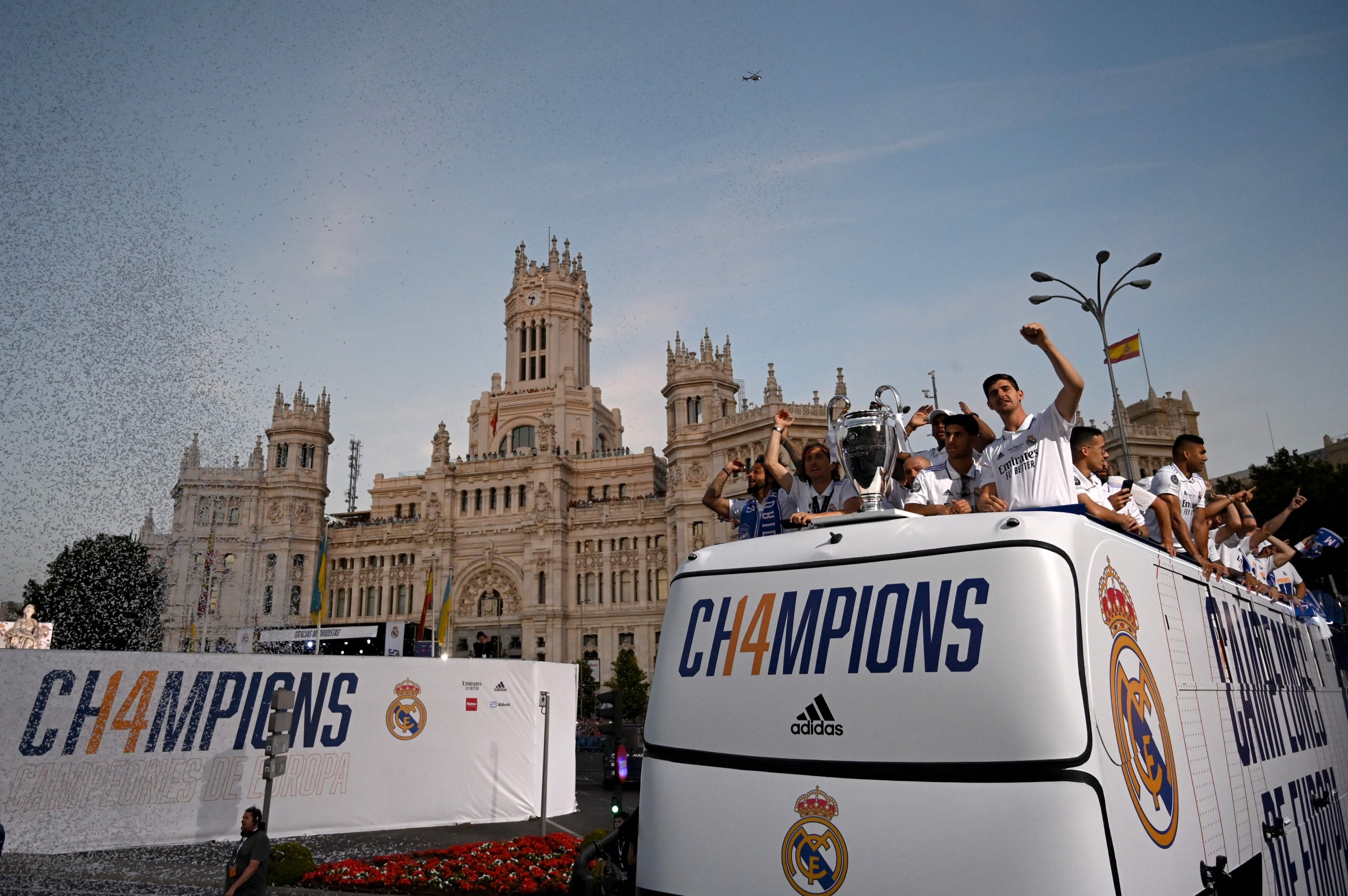 Para pemain Real Madrid merayakan gelar Liga Champions UEFA ke-14 mereka, Madrid, Spanyol, 29 Mei 2022. (AFP Photo)