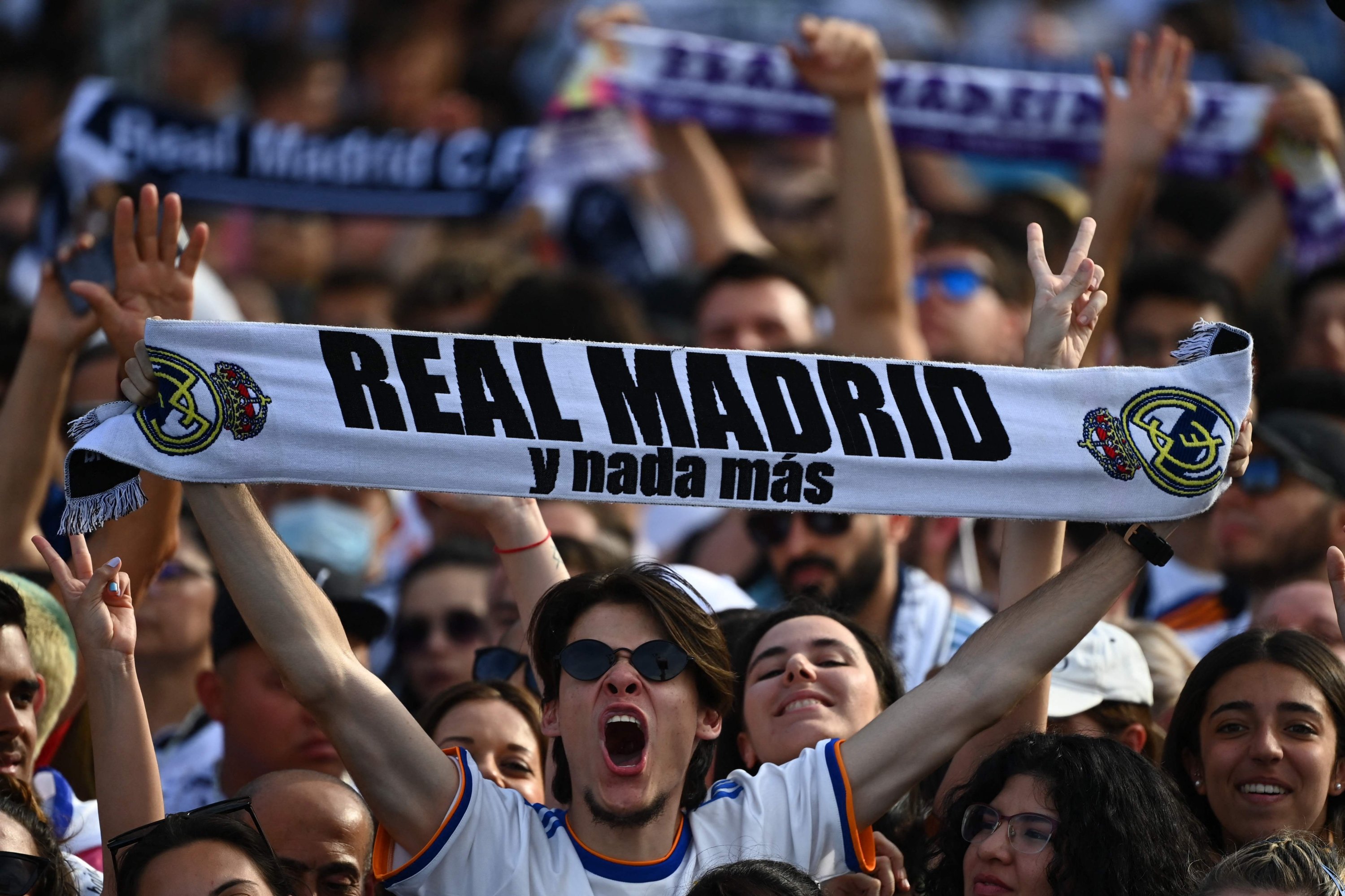 Fans Real Madrid merayakan Piala Eropa ke-14 timnya, Madrid, Spanyol, 29 Mei 2022. (AFP Photo)