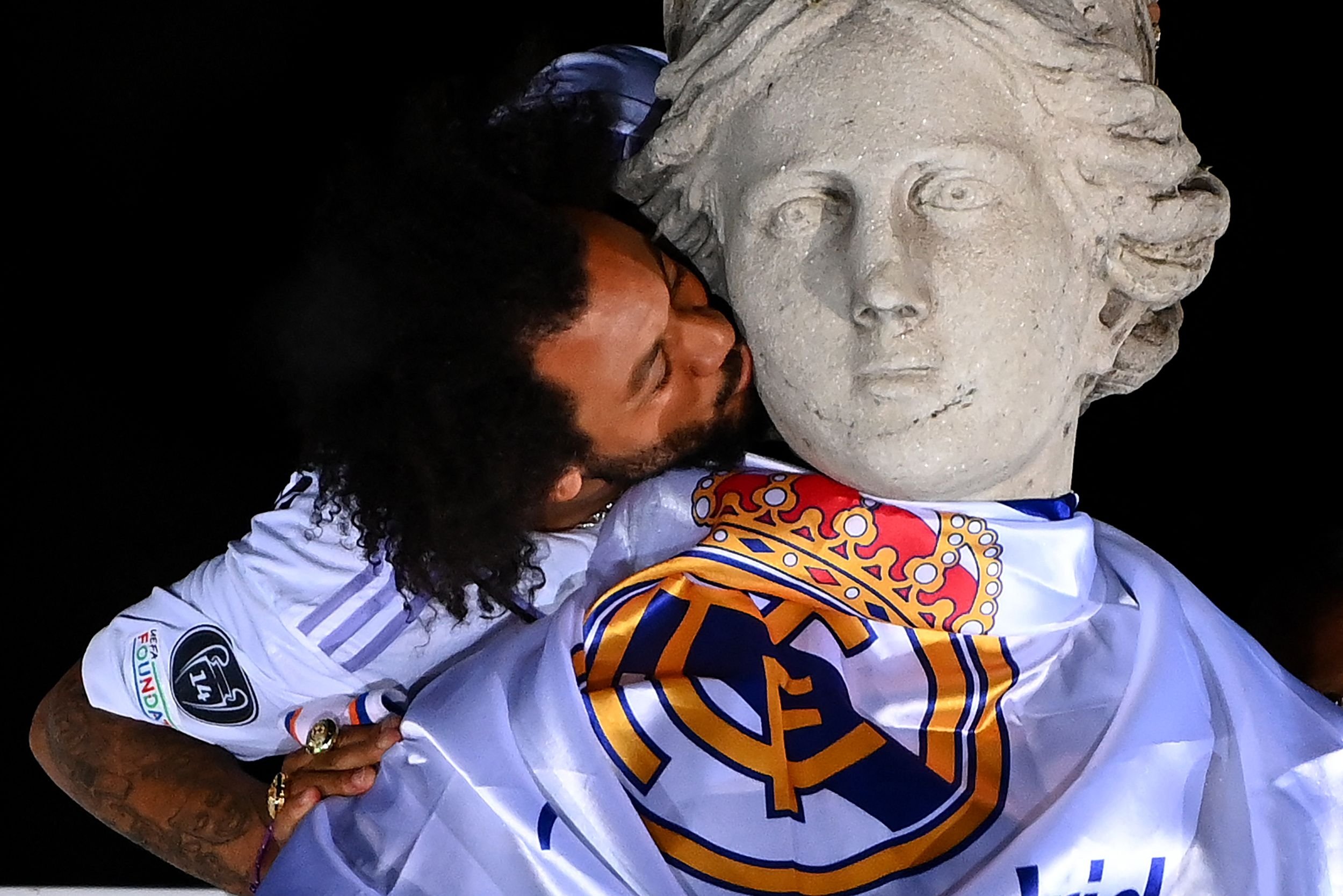 Bek Real Madrid Brasil Marcelo mencium patung dewi Yunani Cybele, Madrid, Spanyol, 29 Mei 2022 (AFP Photo)