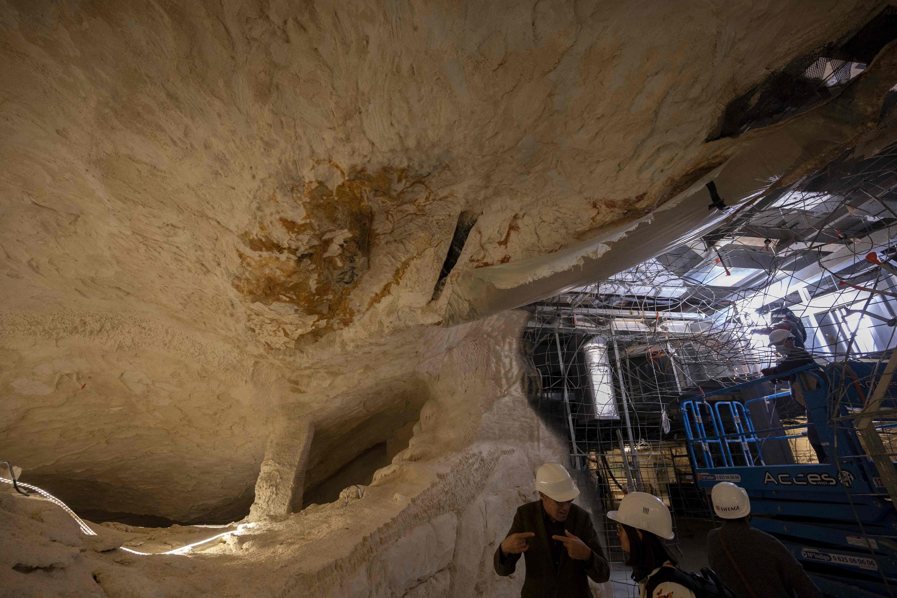 Para pekerja terlihat di situs replika gua Cosquer di Villa Mediterranee di Marseille, Prancis selatan, 23 November 2021. (AFP Photo)
