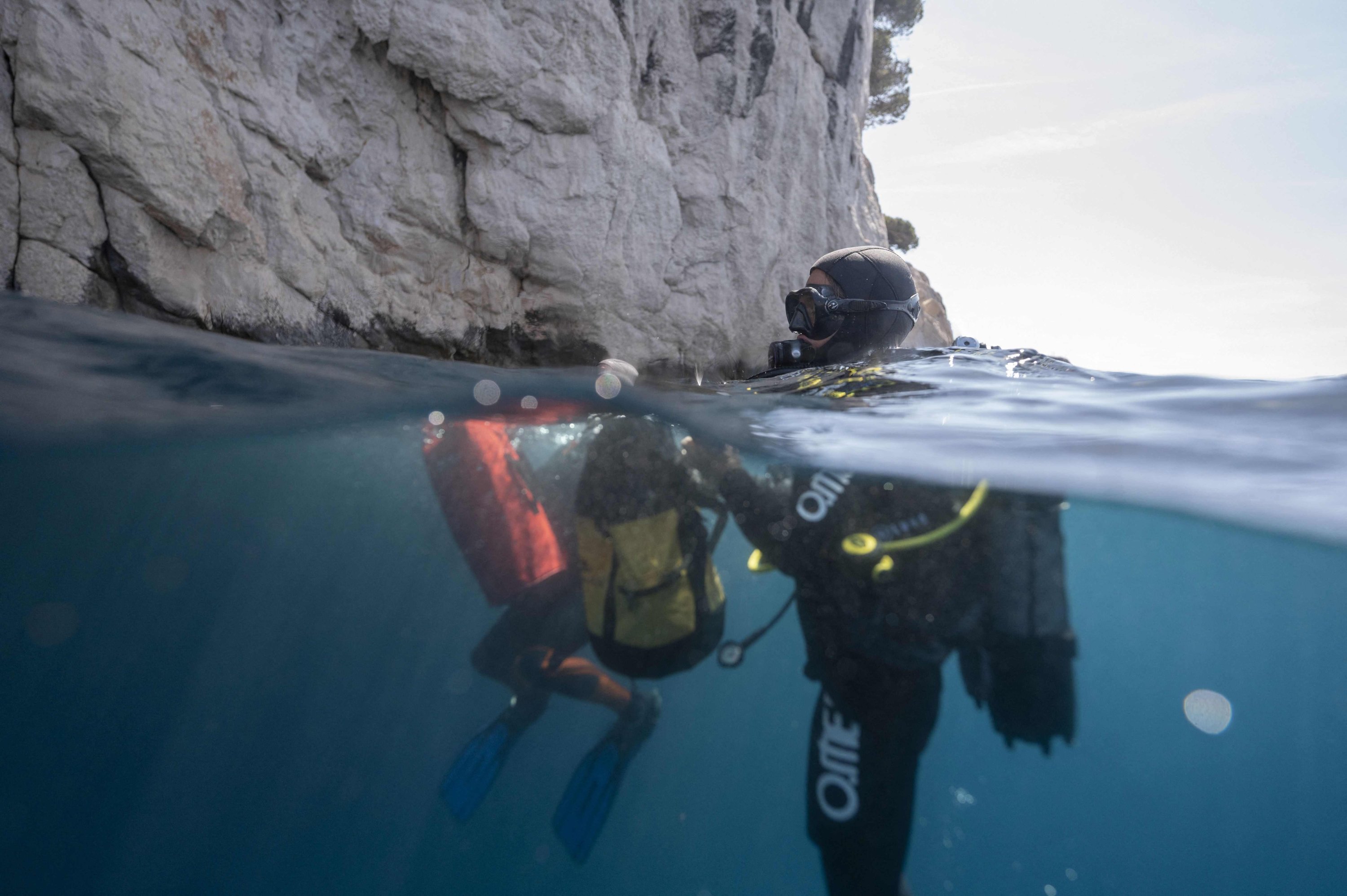 Dua arkeolog menyelam dalam perjalanan ke gua Cosquer di Marseille, Prancis selatan, 27 April 2022. (AFP Photo)