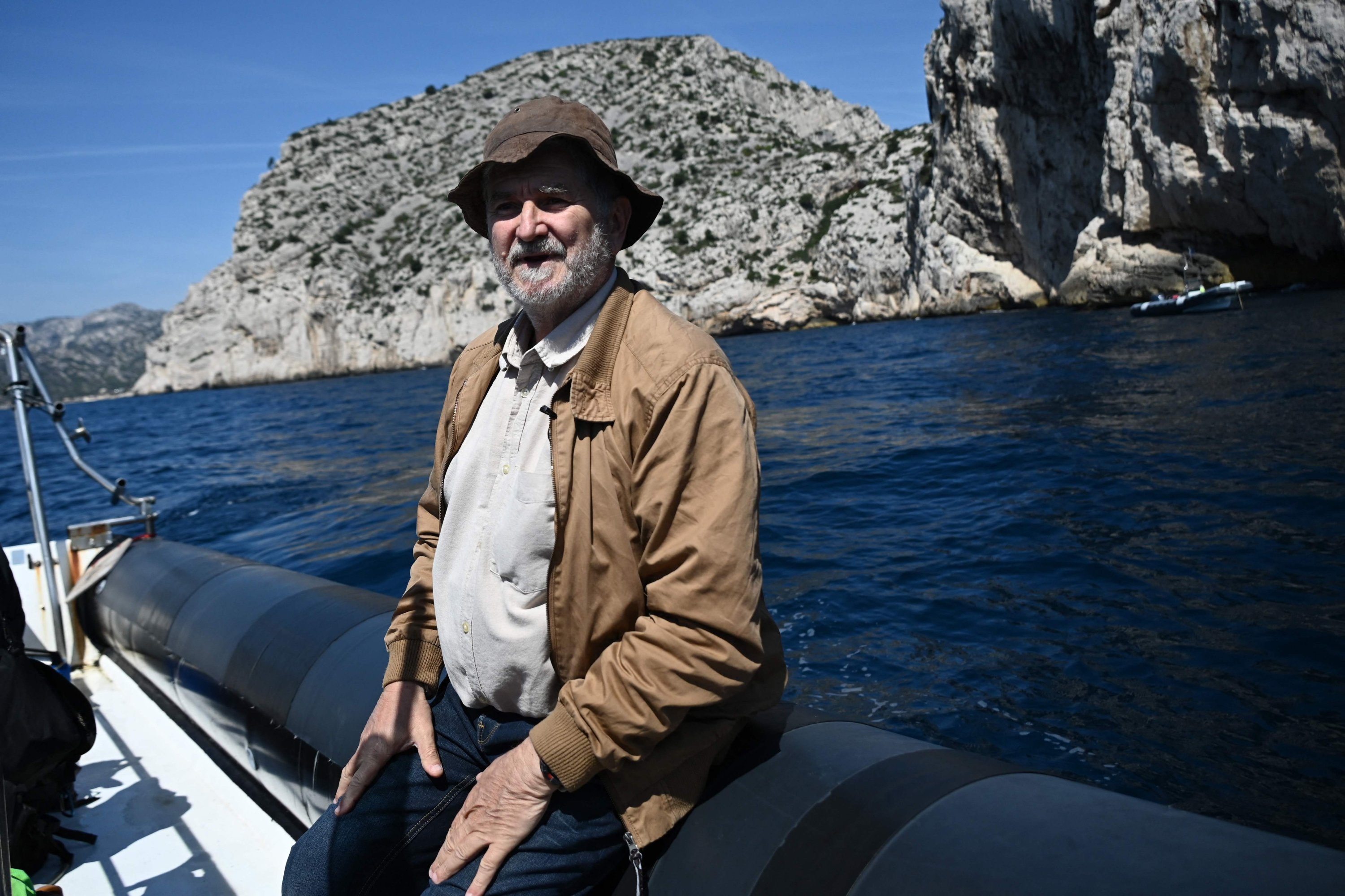 Michel Olive, seorang arkeolog, menjawab pertanyaan wartawan saat dia berlayar menuju gua Cosquer di Marseille, Prancis selatan, 27 April 2022. (AFP Photo)