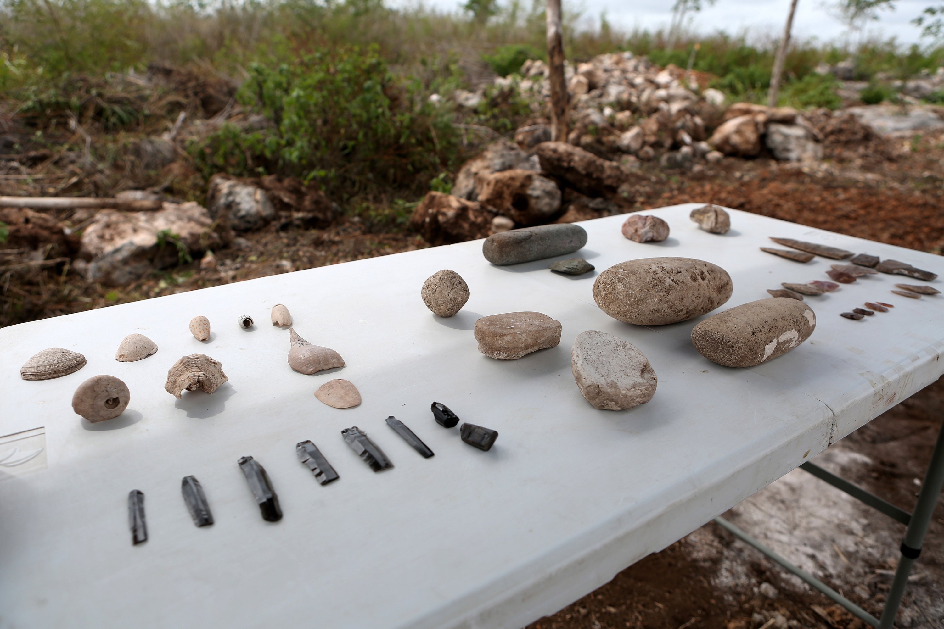 Alat-alat yang ditemukan di zona arkeologi Maya di Xiol, dekat kotamadya Kanasin, negara bagian Yucatan, Meksiko, 26 Mei 2022. (EPA Photo)