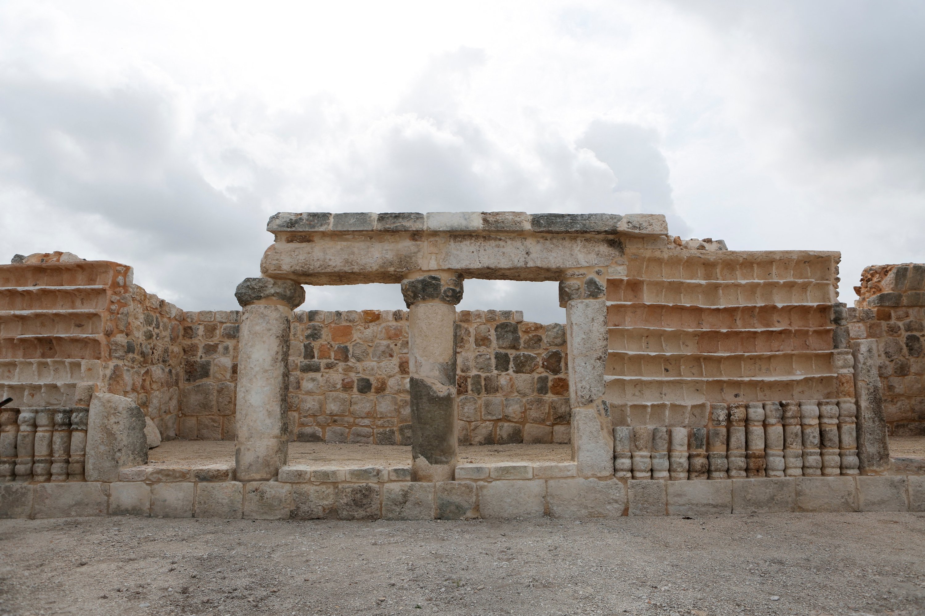 Reruntuhan situs Maya, yang disebut Xiol, digambarkan setelah para arkeolog menemukan kota Maya kuno yang dipenuhi dengan istana, piramida, dan alun-alun di lokasi konstruksi yang akan menjadi kawasan industri di Kanasin, dekat Merida, Meksiko, 26 Mei 2022. (Foto Reuters)