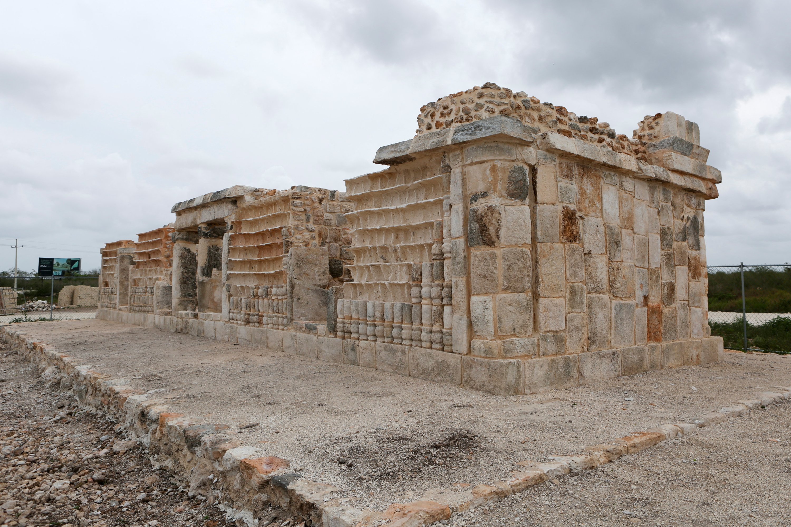 Reruntuhan situs Maya, yang disebut Xiol, digambarkan setelah para arkeolog menemukan kota Maya kuno yang dipenuhi dengan istana, piramida, dan alun-alun di lokasi konstruksi yang akan menjadi kawasan industri di Kanasin, dekat Merida, Meksiko, 26 Mei 2022. (Foto Reuters)