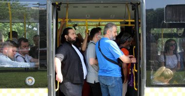 People without COVID-19 masks board a bus in Istanbul, Turkey, May 30, 2022. (DHA Photo)