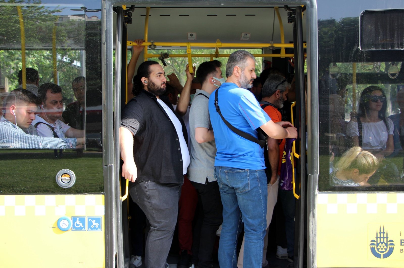 People without COVID-19 masks board a bus in Istanbul, Turkey, May 30, 2022. (DHA Photo)