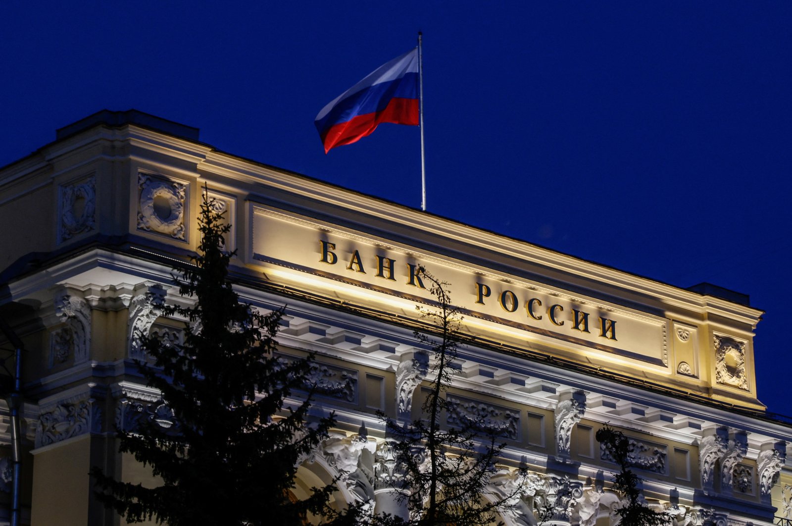 The national flag flies over the Russian Central Bank headquarters in Moscow, Russia, May 27, 2022. (Reuters Photo)