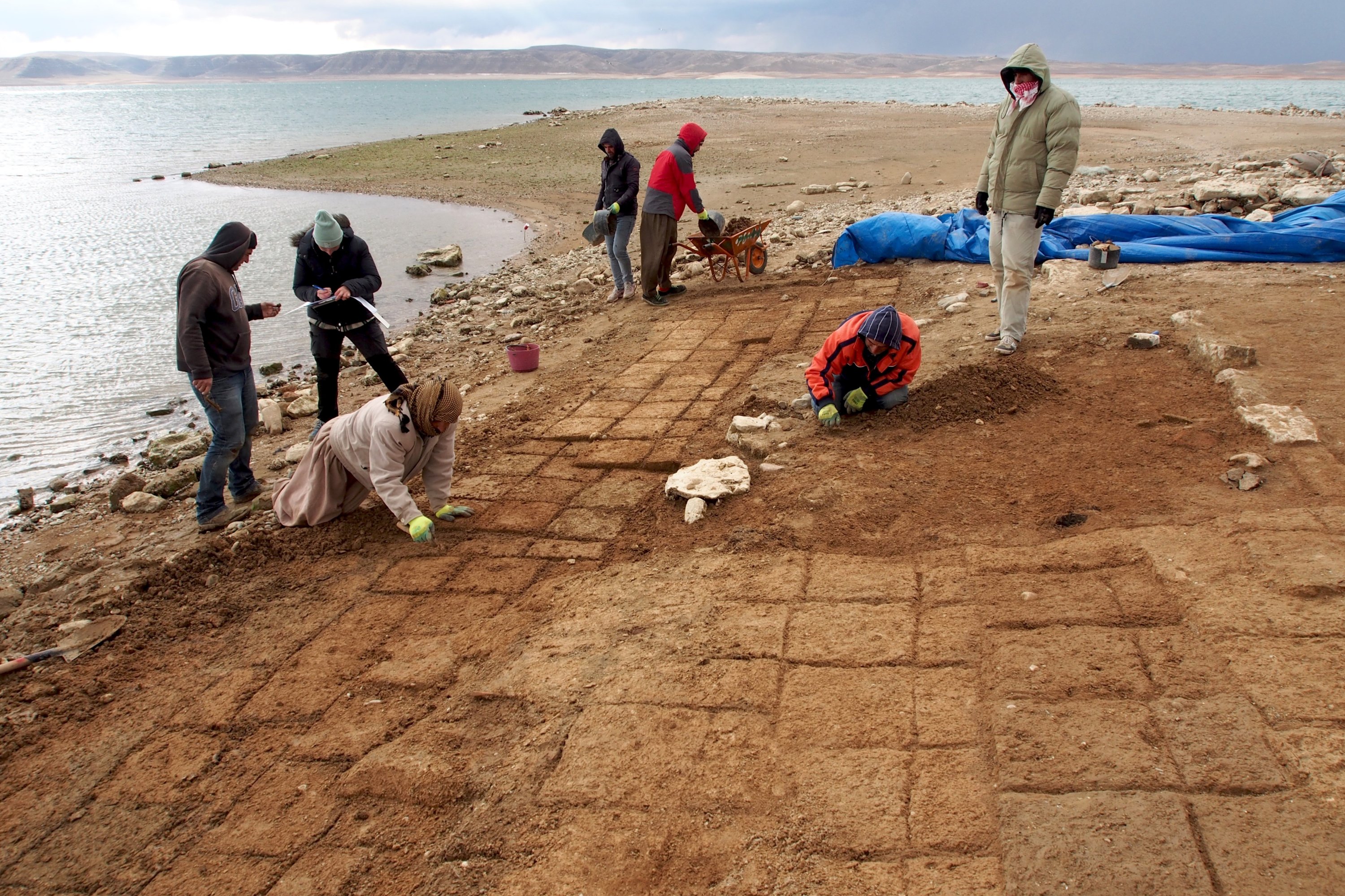 Arkeolog bekerja di kota kuno yang ditemukan di Duhok, Irak utara, 30 Mei 2022. (AA Photo)