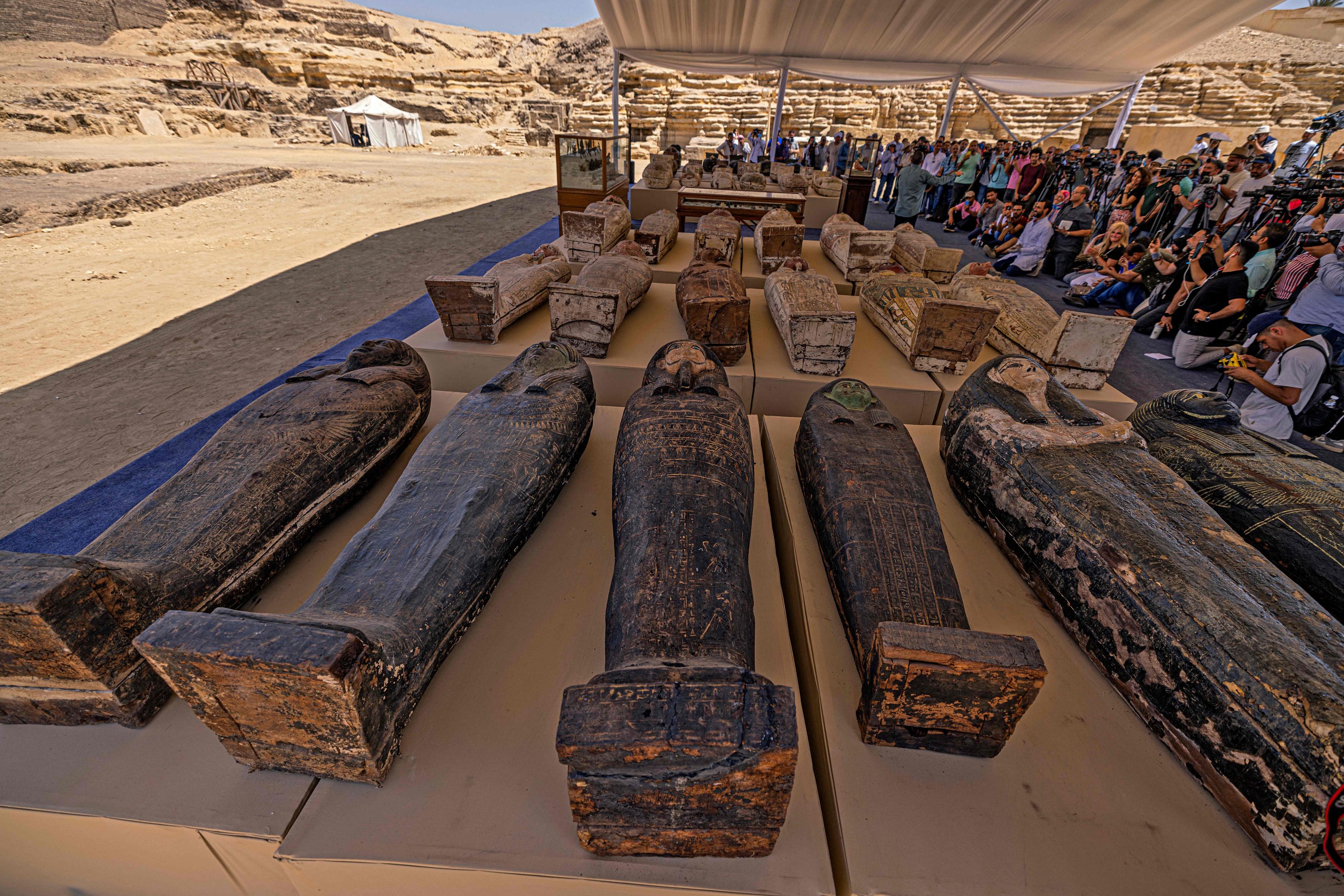 Sarkofagus yang ditemukan di tempat persembunyian yang berasal dari Periode Akhir Mesir (sekitar abad kelima SM) dipajang setelah ditemukan oleh misi yang dipimpin oleh Dewan Tertinggi Barang Purbakala Mesir, di pemakaman Bubastian di pekuburan Saqqara, Kairo, Mesir, 30 Mei 2022. (Foto AFP)