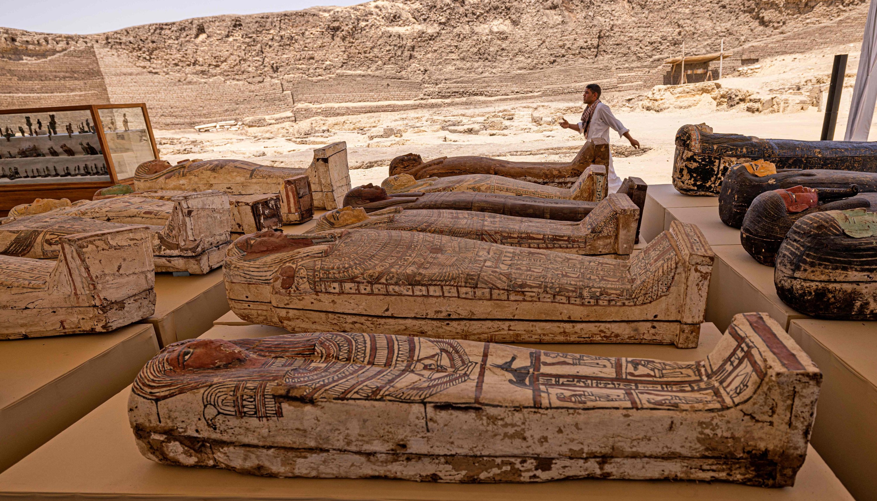 Sarkofagus yang ditemukan dalam persembunyian yang berasal dari Periode Akhir Mesir (sekitar abad kelima SM) dipajang setelah ditemukan oleh misi yang dipimpin oleh Dewan Tertinggi Barang Purbakala Mesir, di pemakaman Bubastian di pekuburan Saqqara, barat daya ibu kota Mesir, 30 Mei , 2022. (Foto AFP)