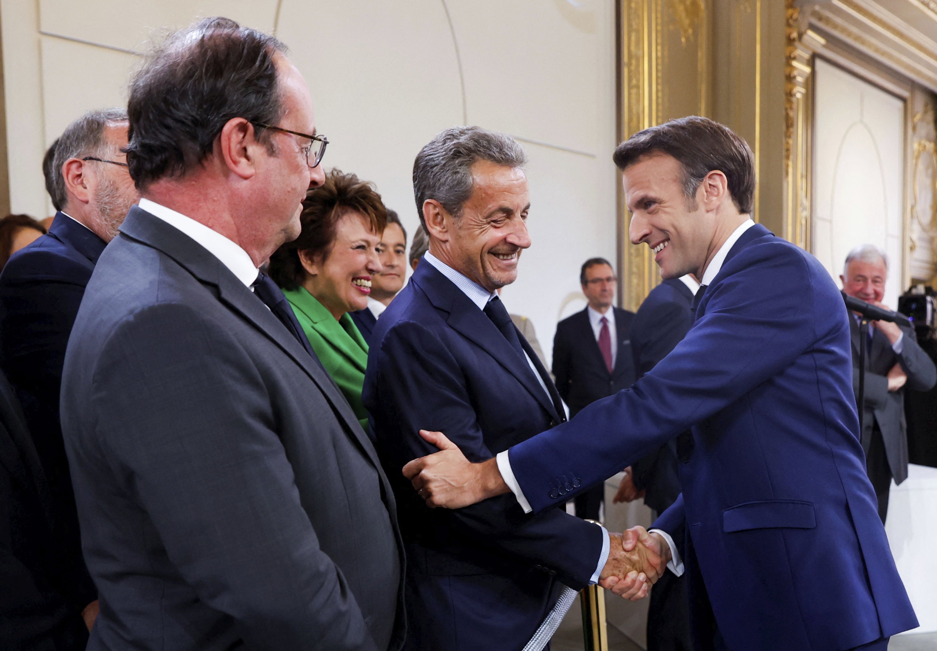 France's former President Francois Hollande (L) looks on as France's former President Nicolas Sarkozy (C) shakes hands with French President Emmanuel Macron during the ceremony of his inauguration for a second term at the Elysee palace, in Paris, France, May 7, 2022. (AP Photo)
