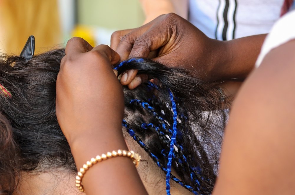 Gadis kepang kepang Afrika biru di salon kecantikan.  (Foto Shutterstock)