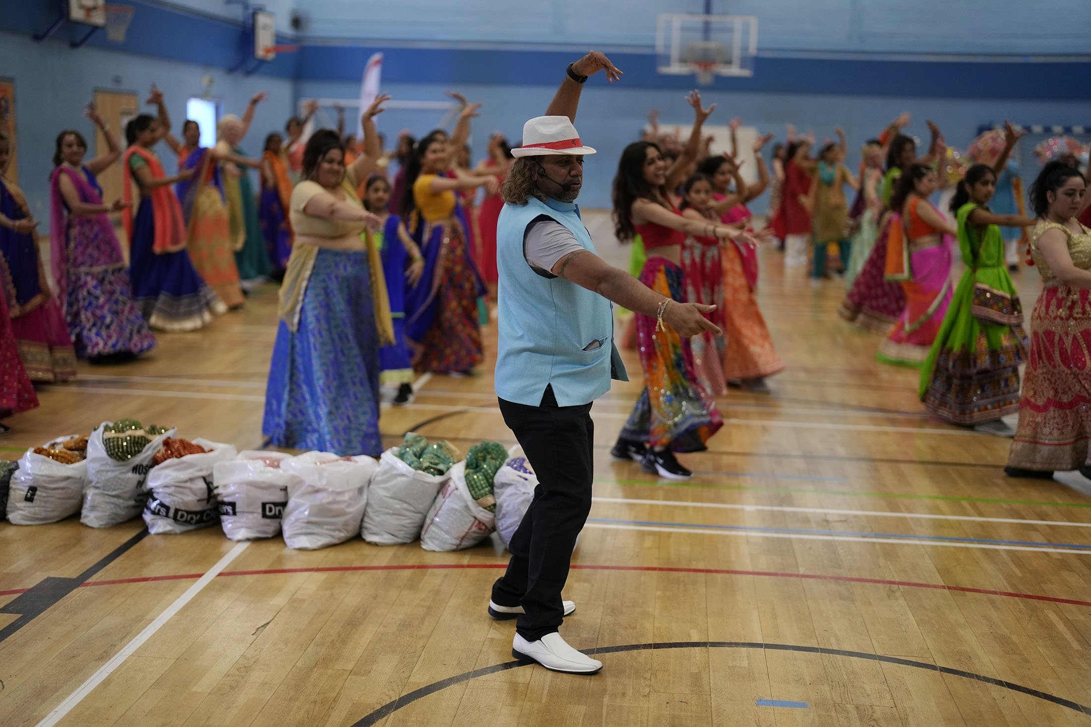 Kapten tari dan koreografer Jay Kumar melakukan gerakan tari dengan para pemain mengambil bagian dalam latihan untuk pertunjukan gaya Bollywood mendatang mereka yang berjudul 