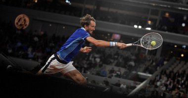Russia&#039;s Daniil Medvedev returns the ball to Croatia&#039;s Marin Cilic during their French Open match, Paris, France, May 30, 2022. (AFP Photo)