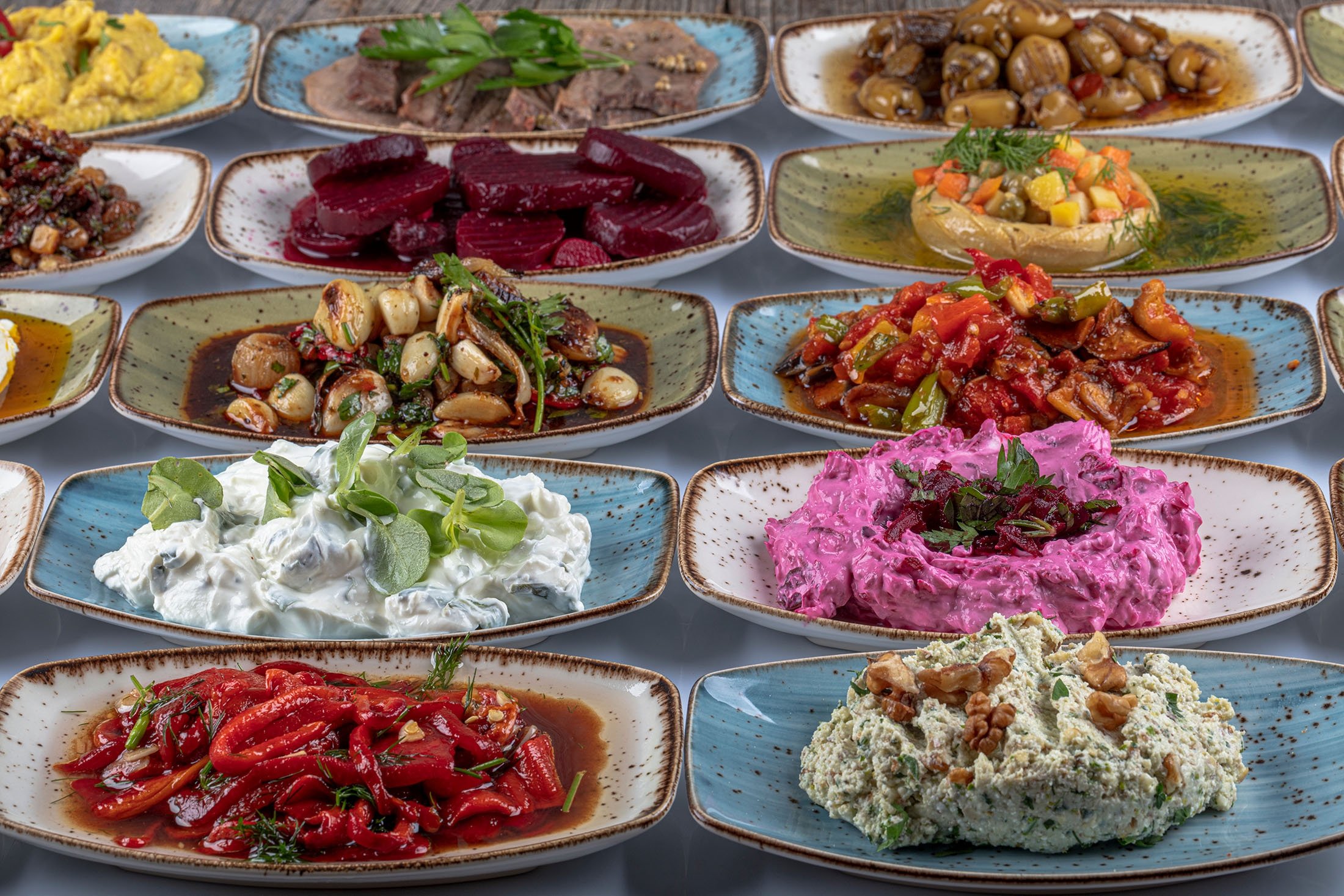 Keistimewaan kuliner Turki berupa meze, yang merupakan piring seukuran makanan pembuka dari berbagai salad dan saus, sebenarnya adalah vegetarian secara alami.  (Foto Shutterstock)