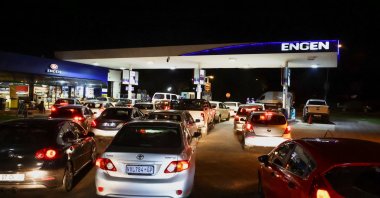 Motorists queue in their cars to buy fuel ahead of a petrol price increase effective from midnight, in Johannesburg, South Africa, May 31, 2022. (Reuters Photo)