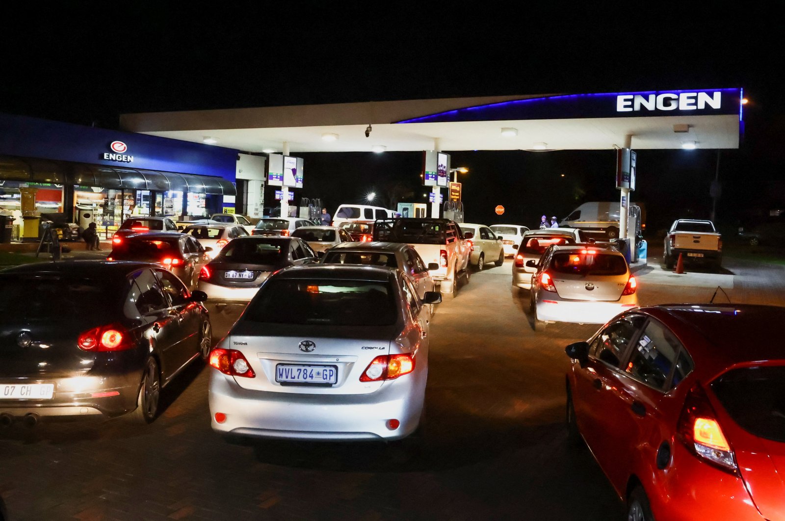 Motorists queue in their cars to buy fuel ahead of a petrol price increase effective from midnight, in Johannesburg, South Africa, May 31, 2022. (Reuters Photo)