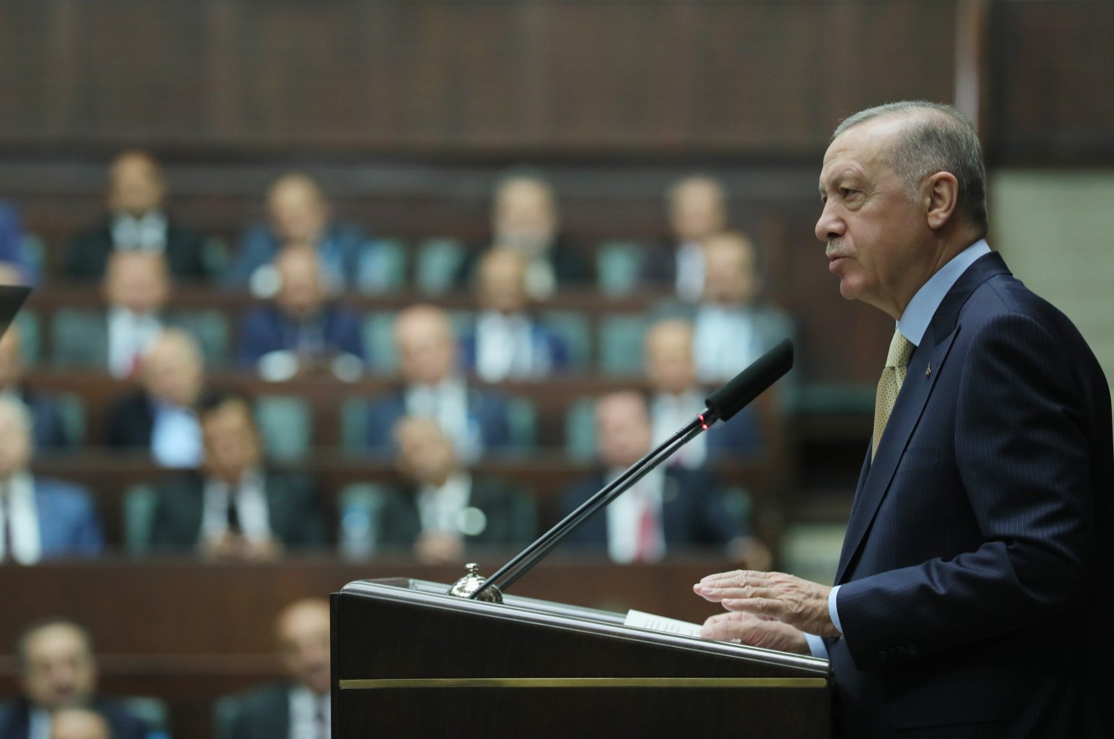 Presidentti Recep Tayyip Erdoğan puhuu hallitsevan AK-puolueen parlamentaarisen ryhmän kokouksessa parlamentissa Ankarassa, Turkissa 1.6.2022. (AA-kuva)
