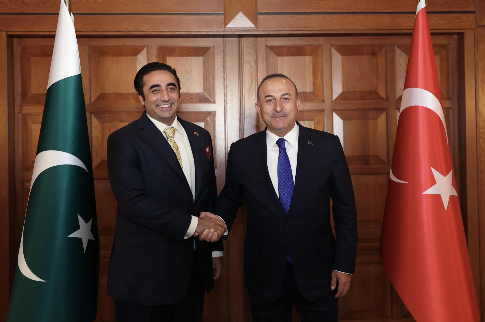 Foreign Minister Mevlüt Çavuşoğlu shakes hands with his Pakistani counterpart Bilaval Butto Zerdari at the Foreign Ministry headquarters in Ankara, June 1, 2022. (AA Photo)