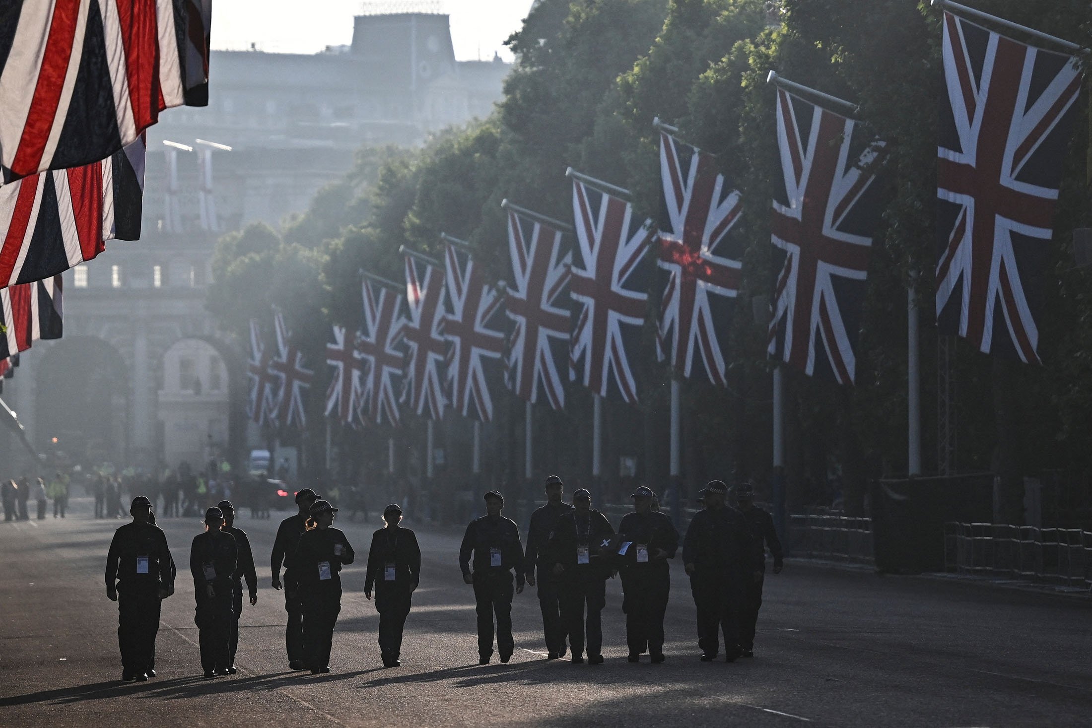 Petugas keamanan berpatroli selama perayaan Queen's Platinum Jubilee di London, Inggris, 2 Juni 2022. (Foto Reuters)